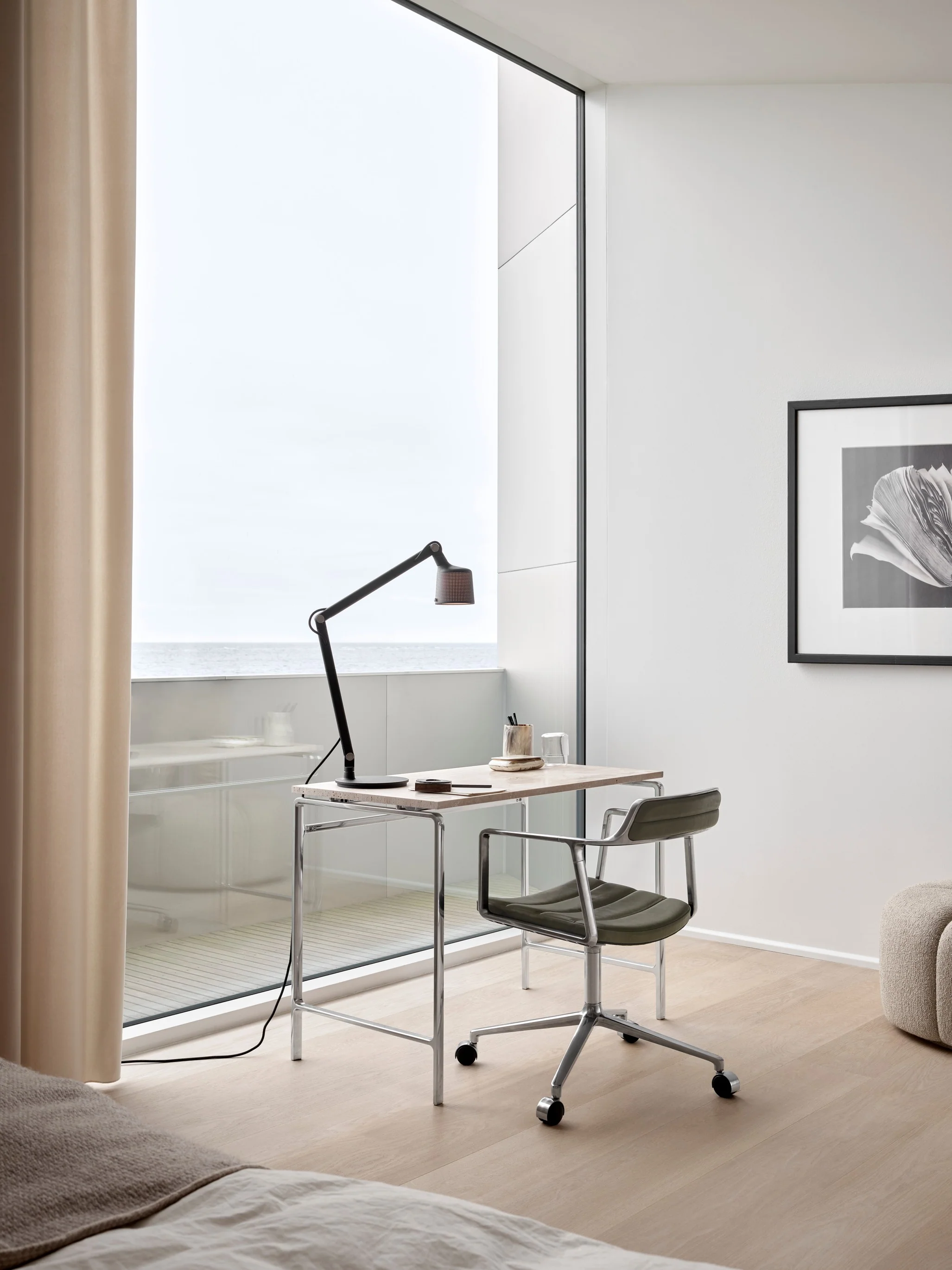 Biurko STUDIO kamelowy skórzany blat z dębową ramą i aluminiową podstawą - Image 9