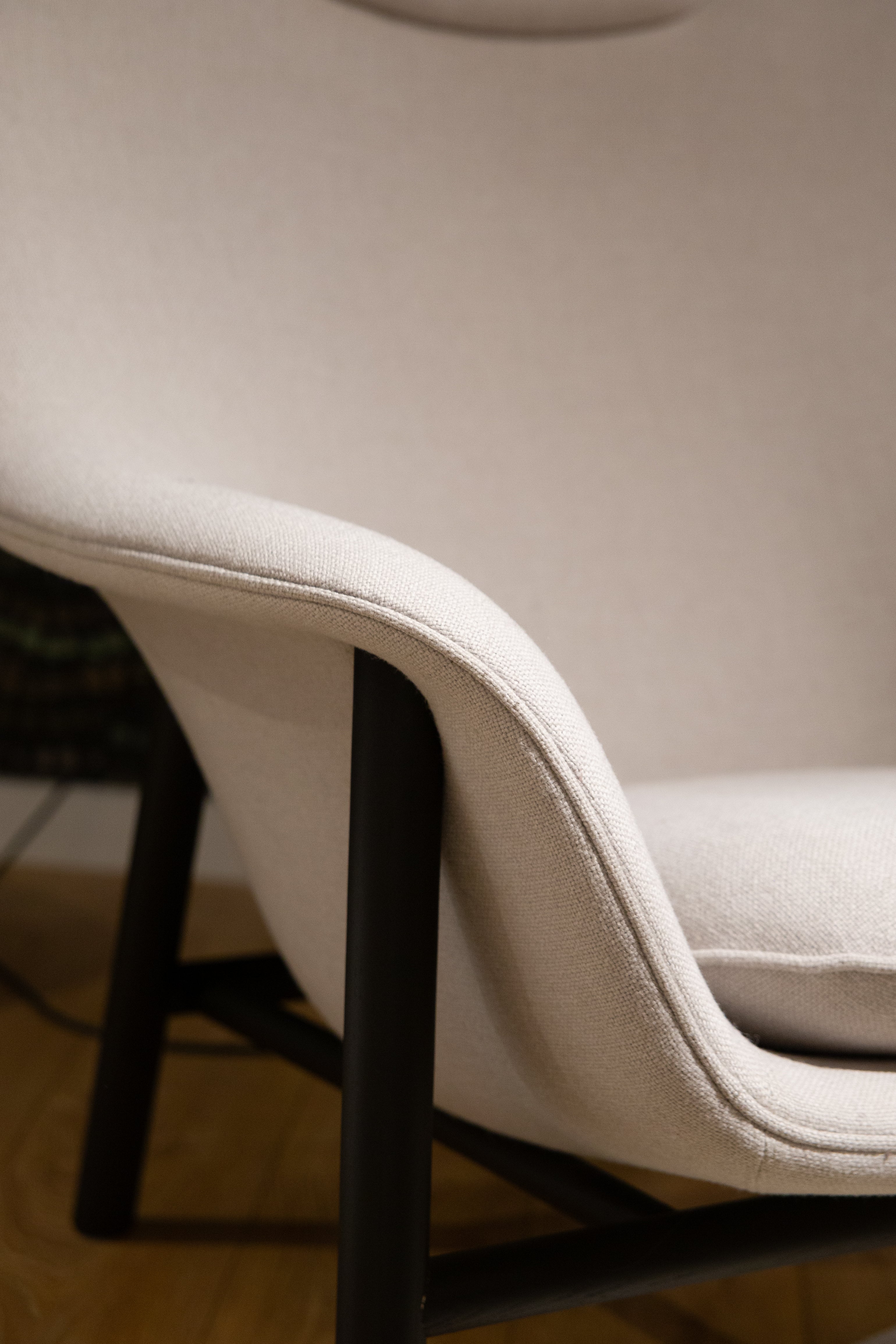 Fotel DRAPE HIGH W. HEADREST z czarną dębową podstawą - poekspozycyjny - Image 3