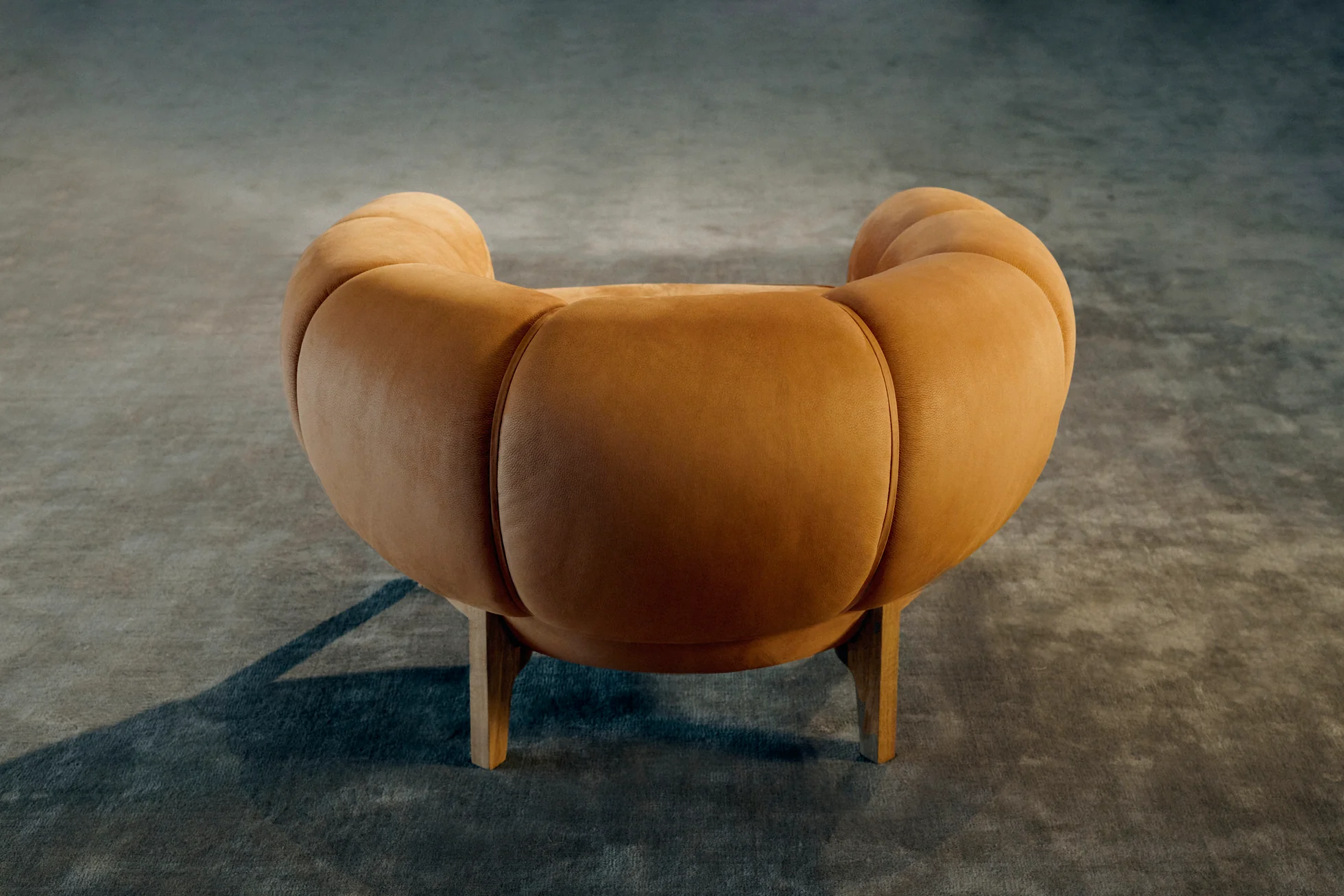 Fotel CROISSANT tapicerowany z dębową podstawą - Image 13