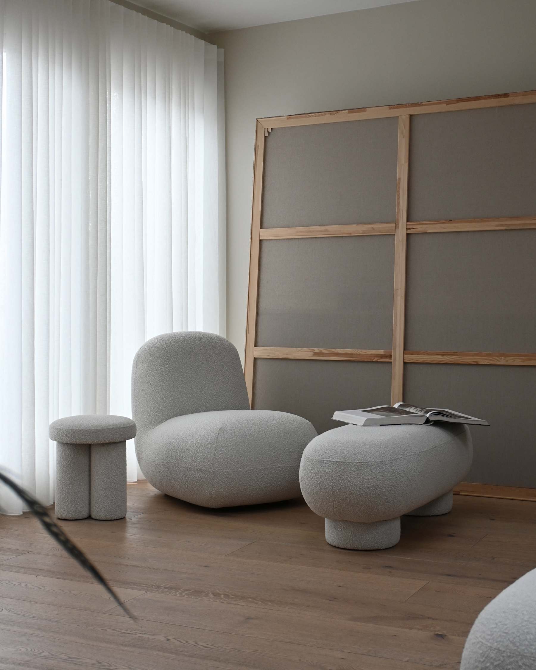 Fotel bez podłokietników TOE FLAT bouclé biały - Image 3