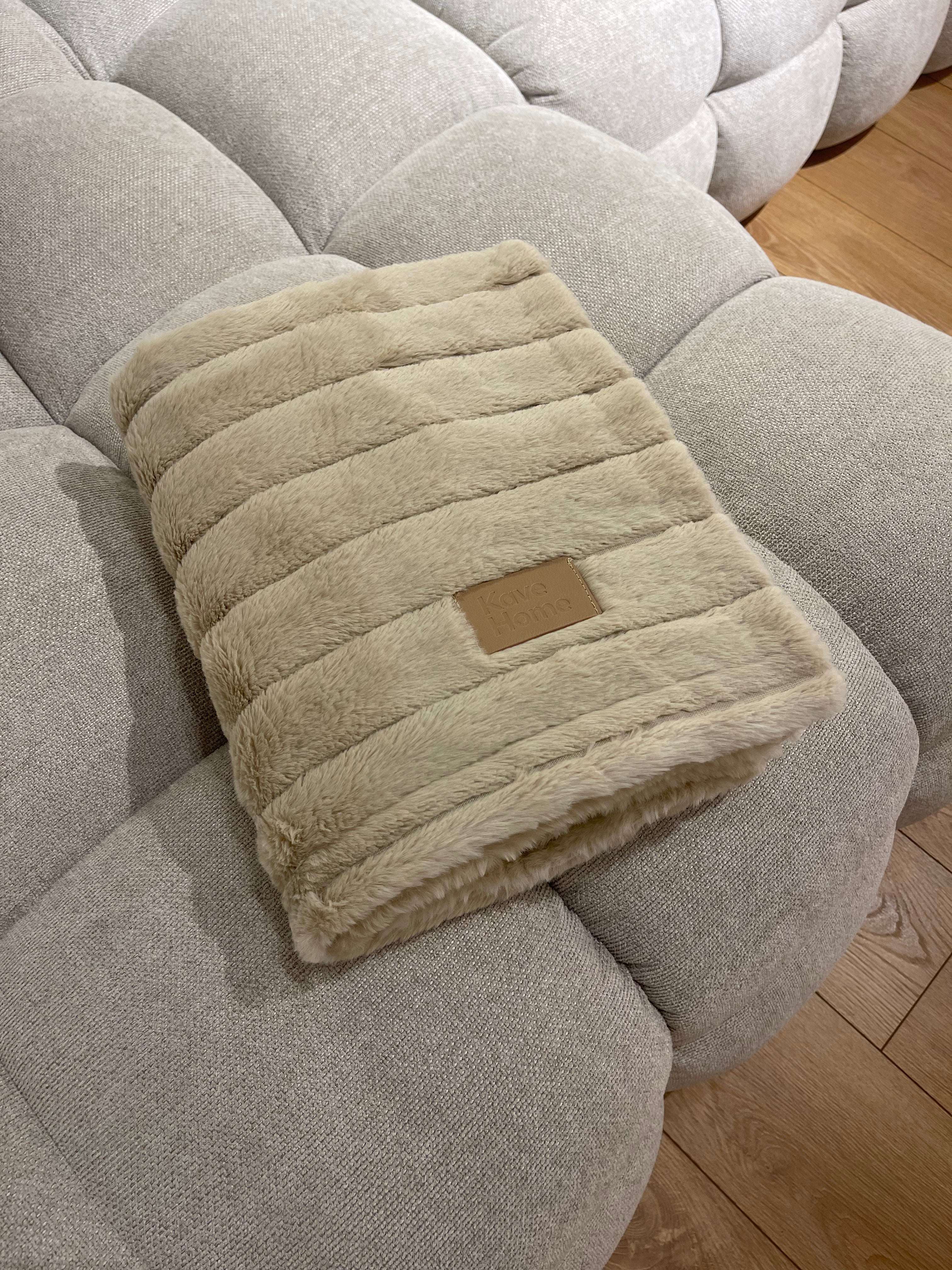 Koc futrzany Kave Home beżowy - poekspozycyjny