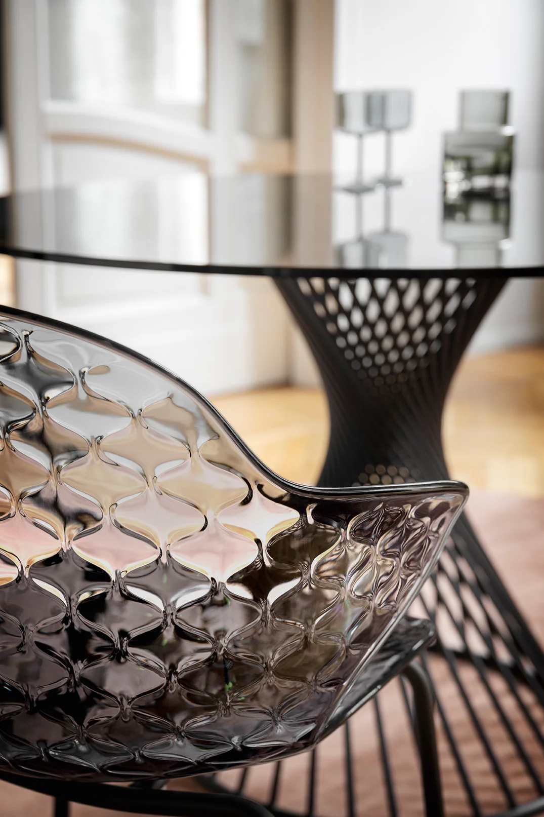 Krzesło SAINT TROPEZ brązowe siedzisko ze złotą metalową podstawą - Image 3