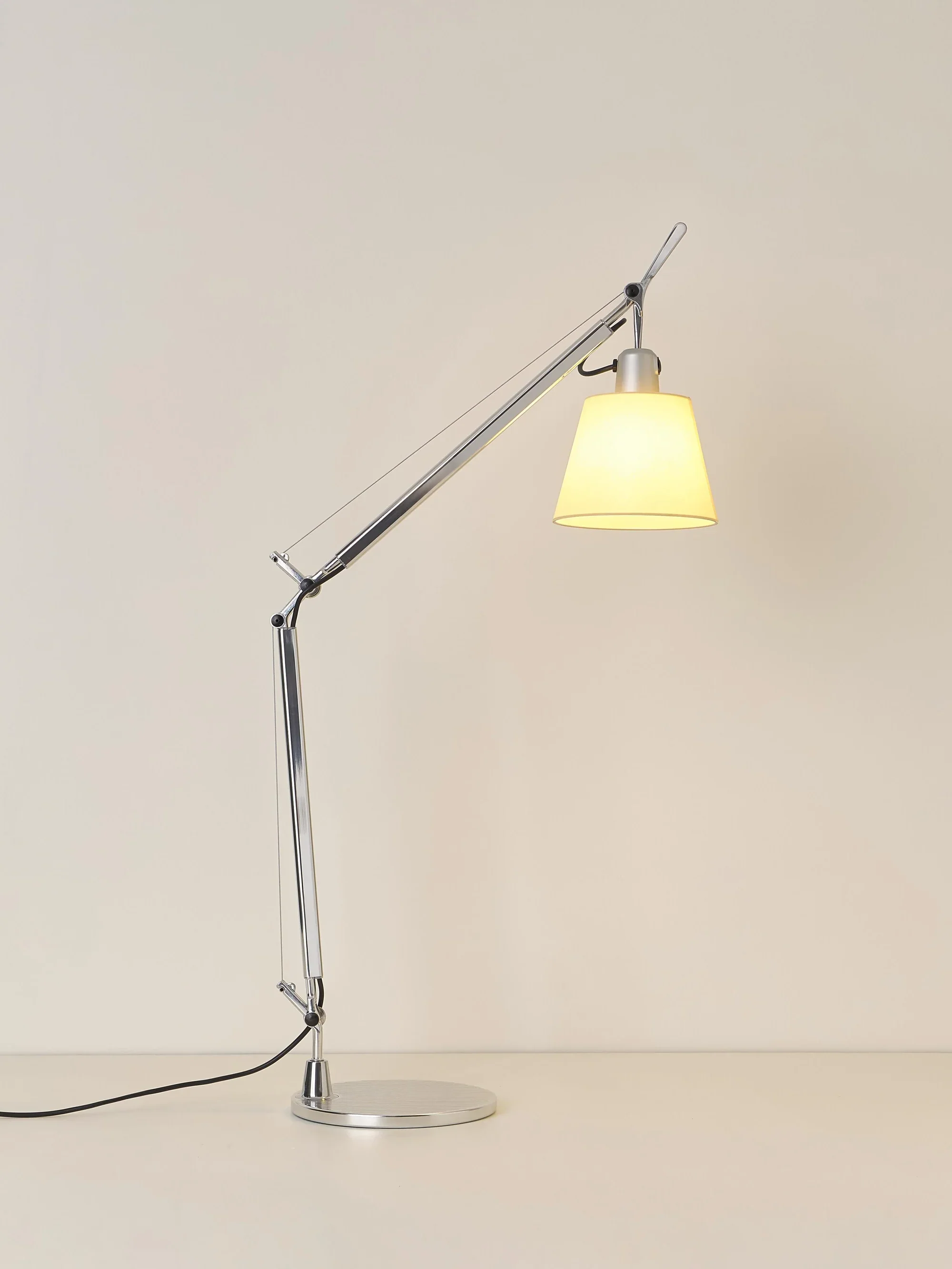 Lampa biurkowa regulowana TOLOMEO BASCULANTE pergaminowy klosz ze srebrną podstawą - Image 4