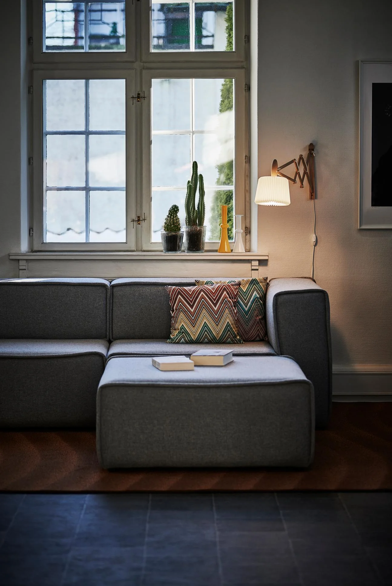Lampa ścienna MODEL 223 120 SAX biały z ciemną dębową podstawą - Image 2