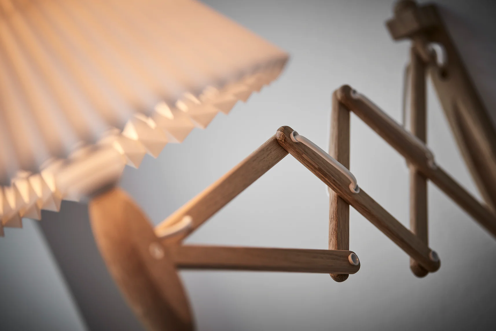 Lampa ścienna MODEL 224 6/17 SAX biały z ciemną dębową podstawą - Image 5