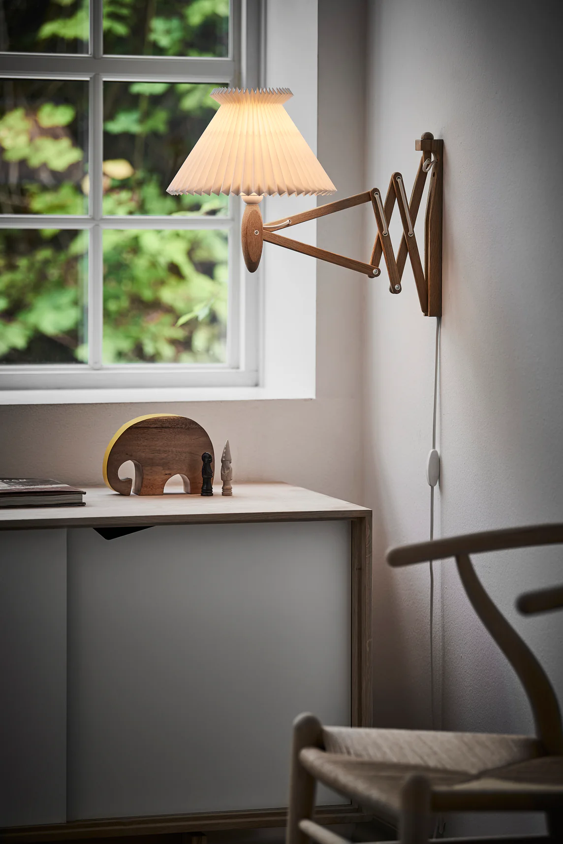 Lampa ścienna MODEL 224 6/17 SAX biały z jasną dębową podstawą - Image 6