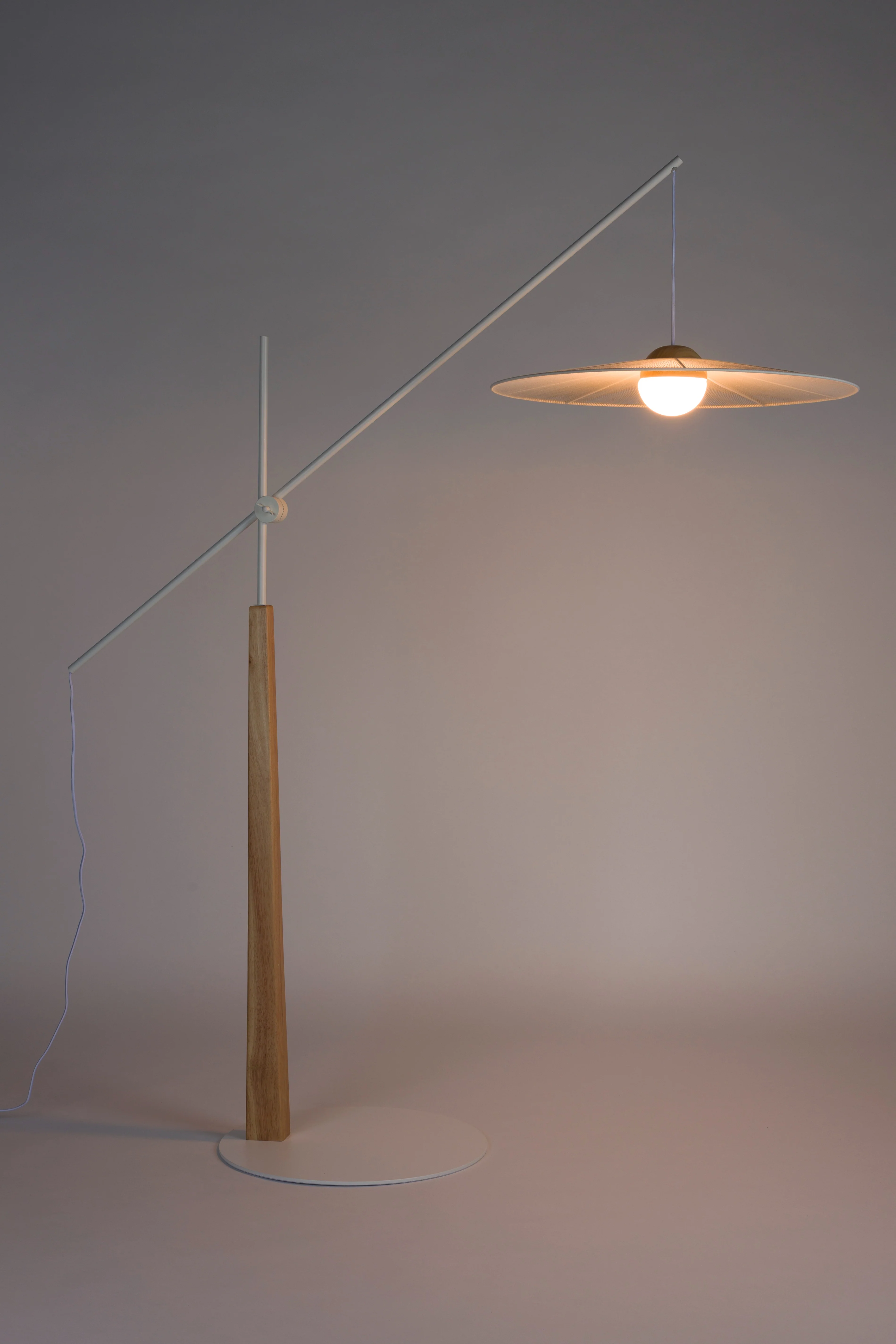 Lampa podłogowa z wysięgnikiem BELLE złamana biel - Image 2