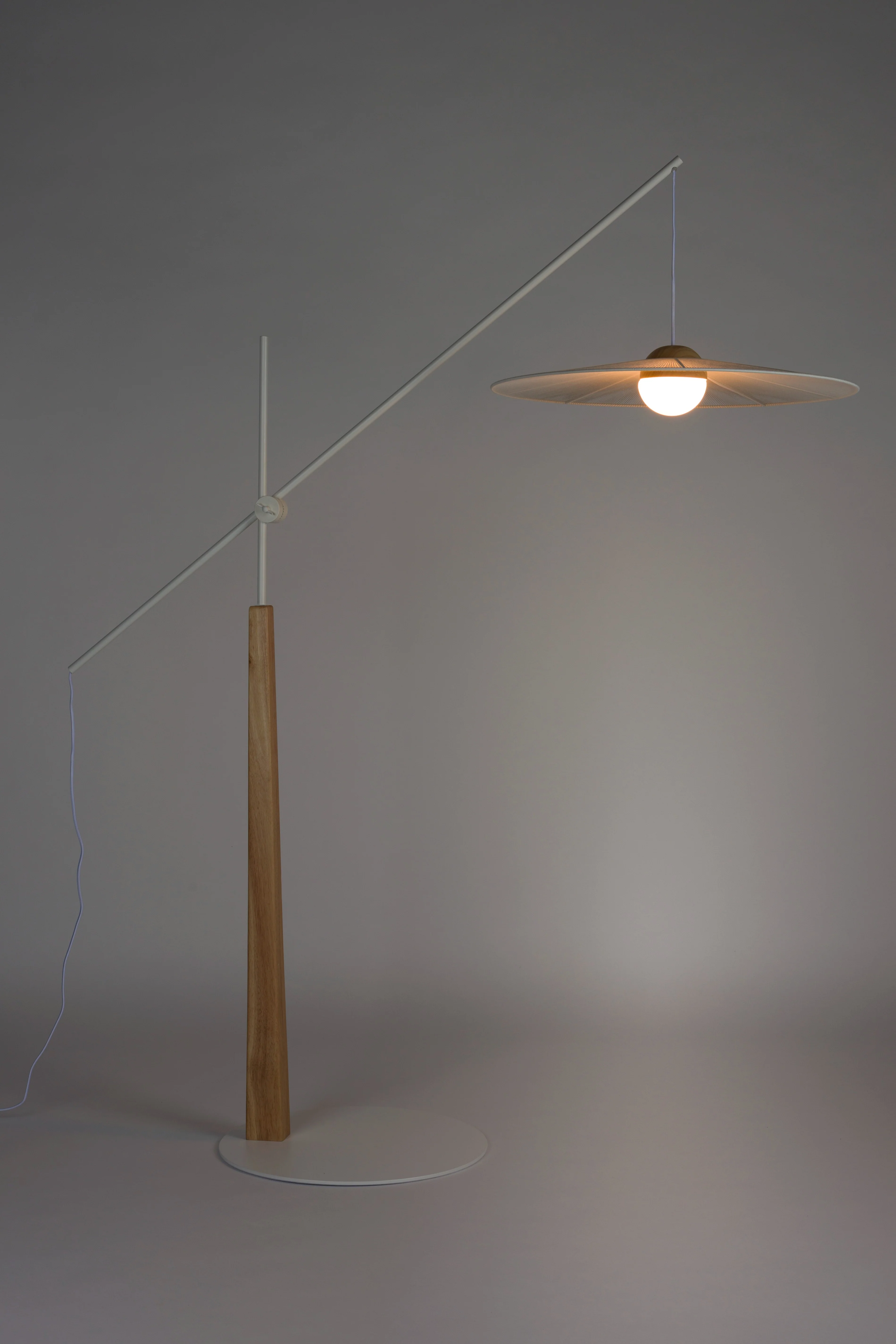 Lampa podłogowa z wysięgnikiem BELLE złamana biel - Image 9