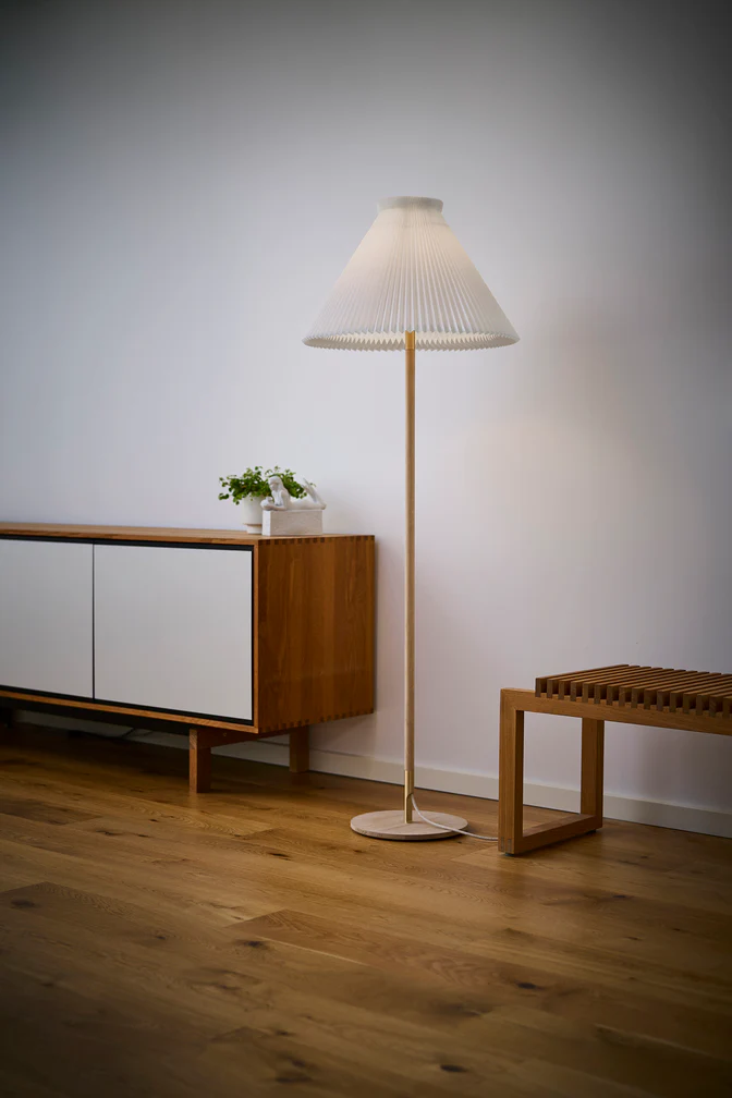 Lampa podłogowa MODEL 328  LK 80 biały z jasną dębową podstawą - Image 2