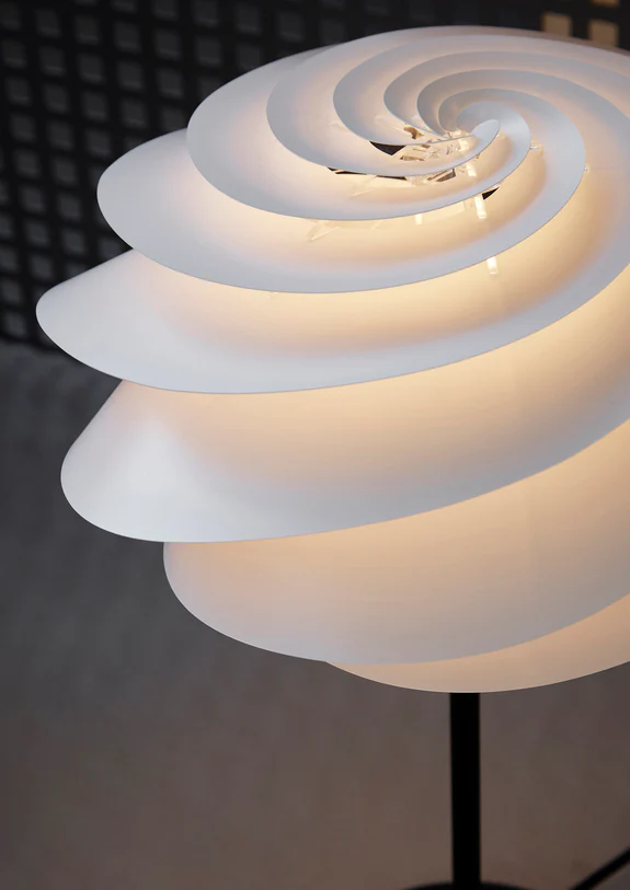 Lampa podłogowa MODEL 331 SWIRL biały z czarną podstawą - Image 6