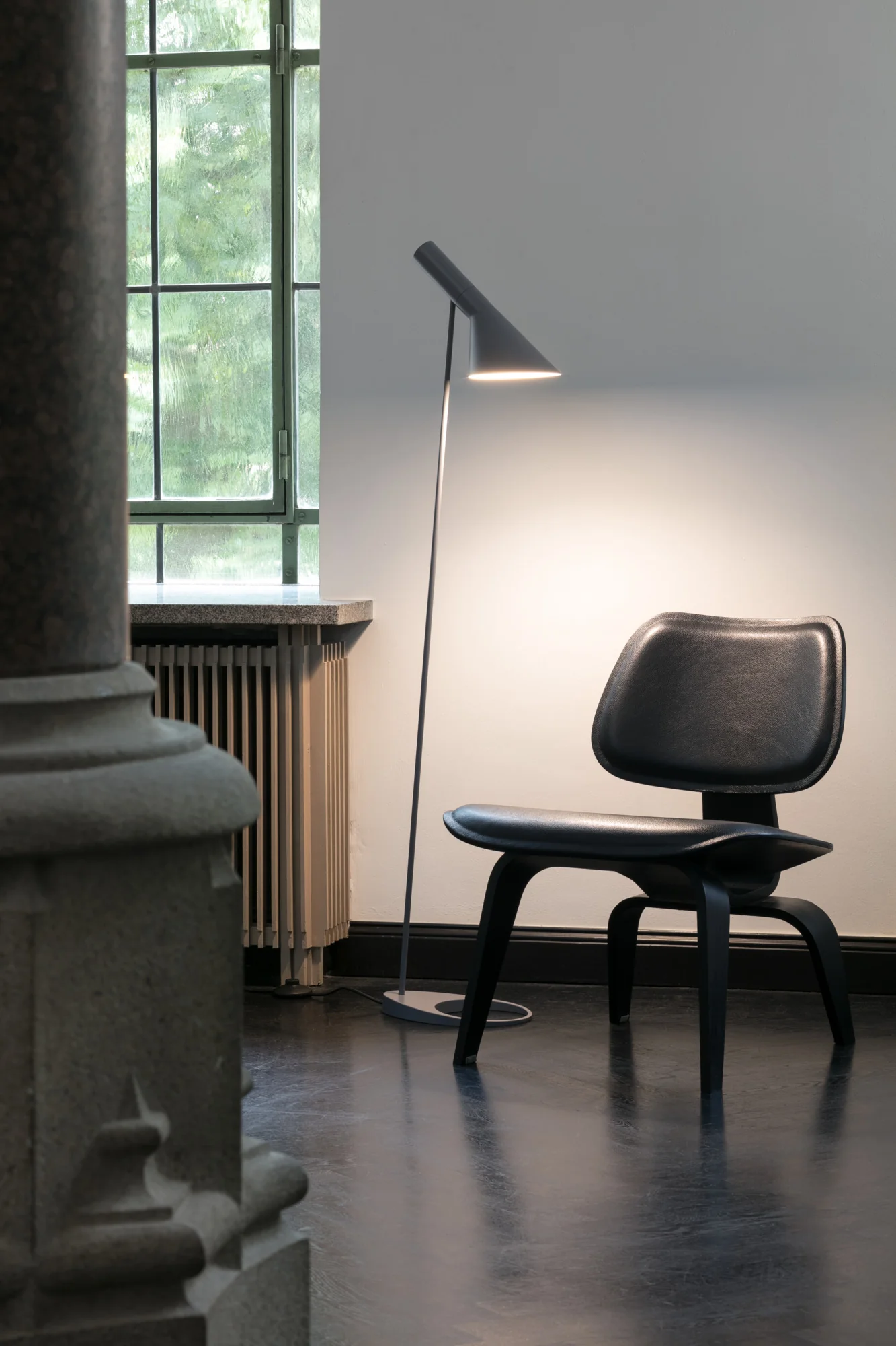 Lampa podłogowa AJ ciepły szary - Image 2