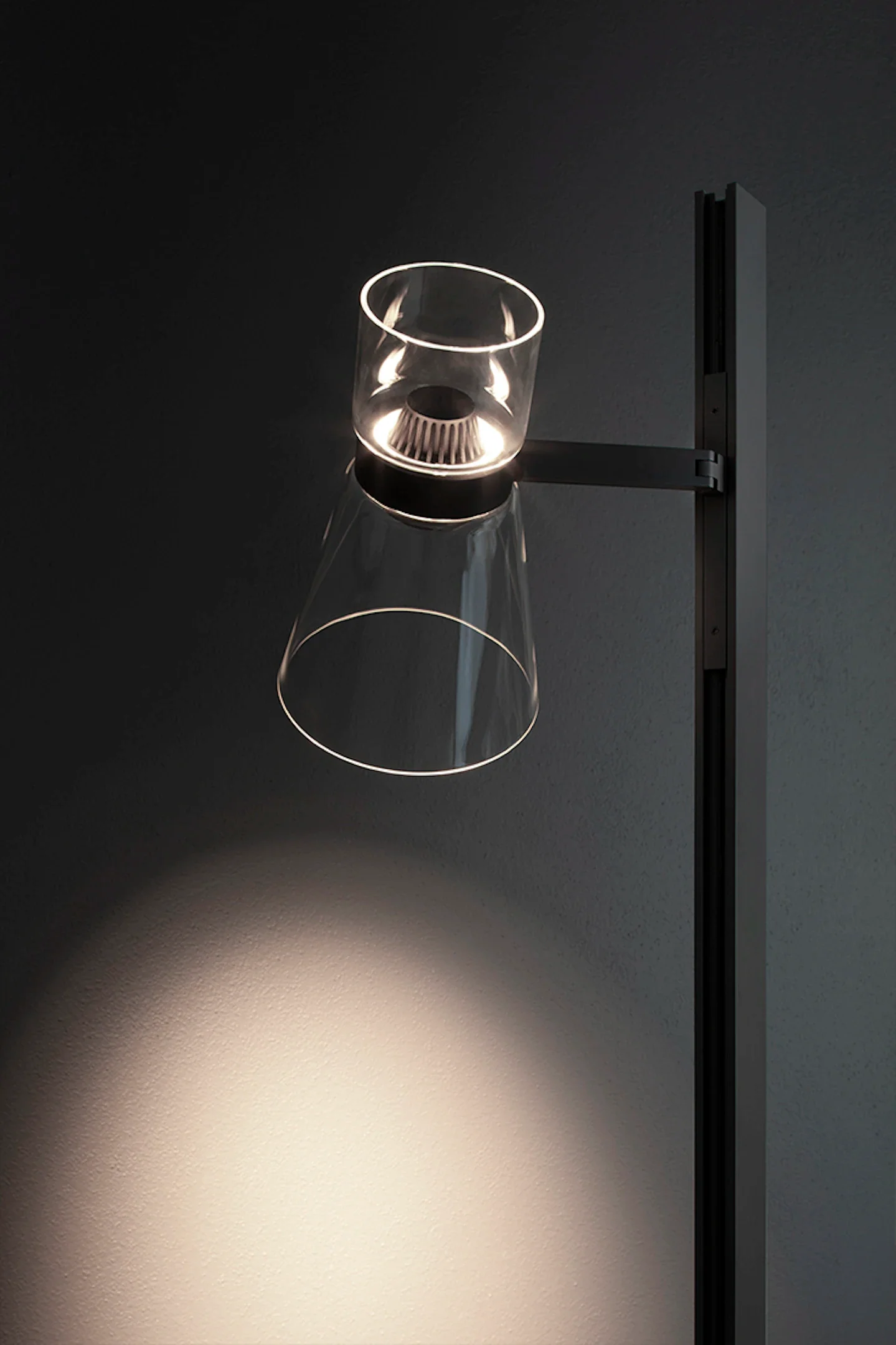 Lampa podłogowa dwupunktowa NOCTURNE CONE czarny - Image 3