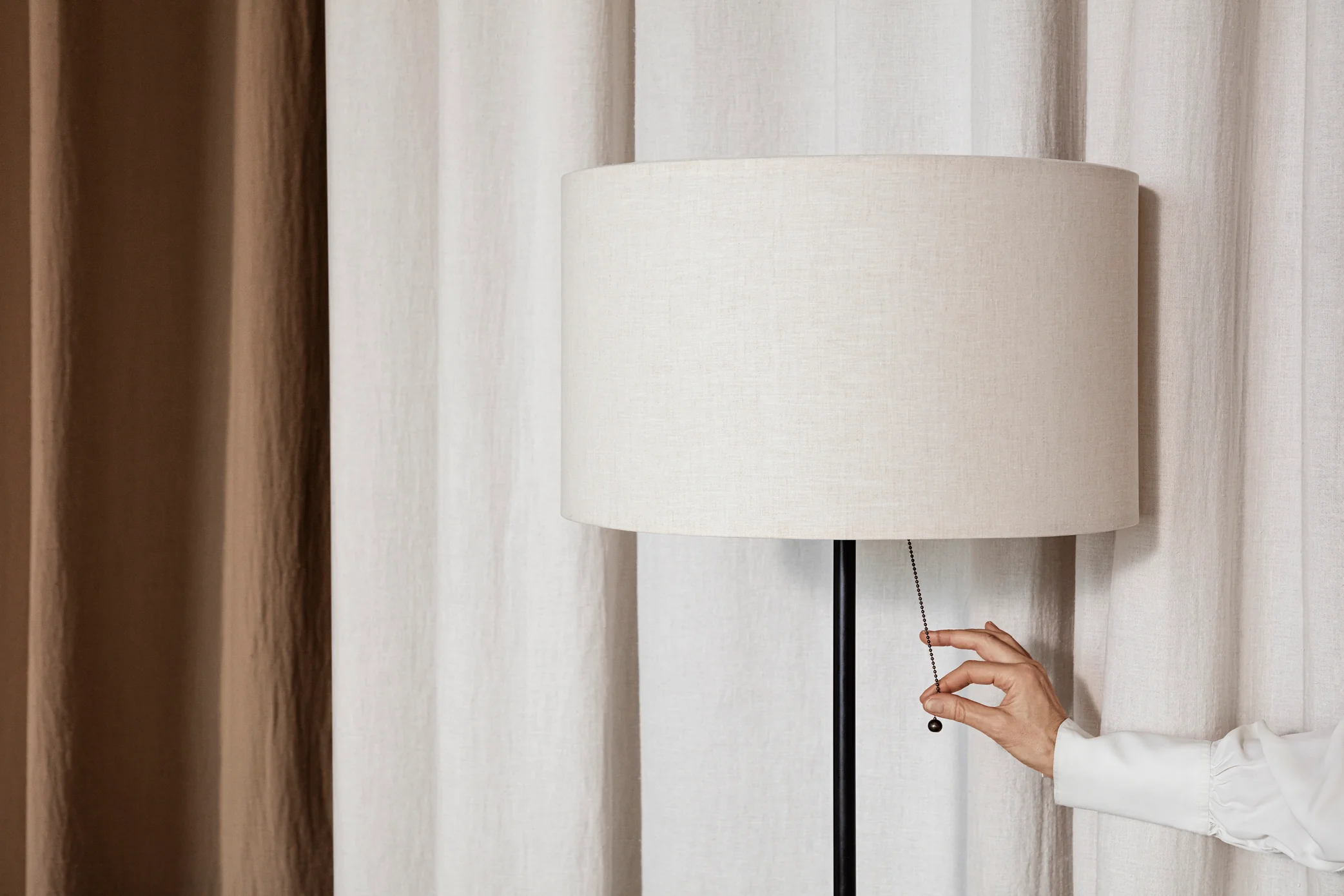 Lampa podłogowa GRAVITY czarny - Image 8
