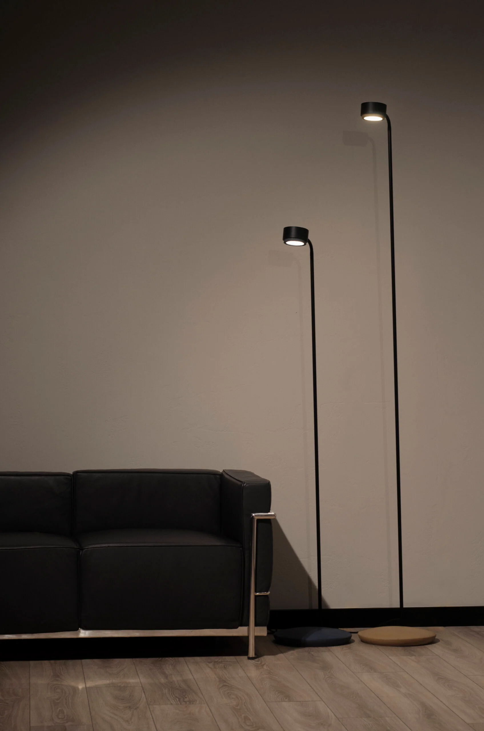 Lampa podłogowa do czytania JUBI aluminium z betonem - Image 8