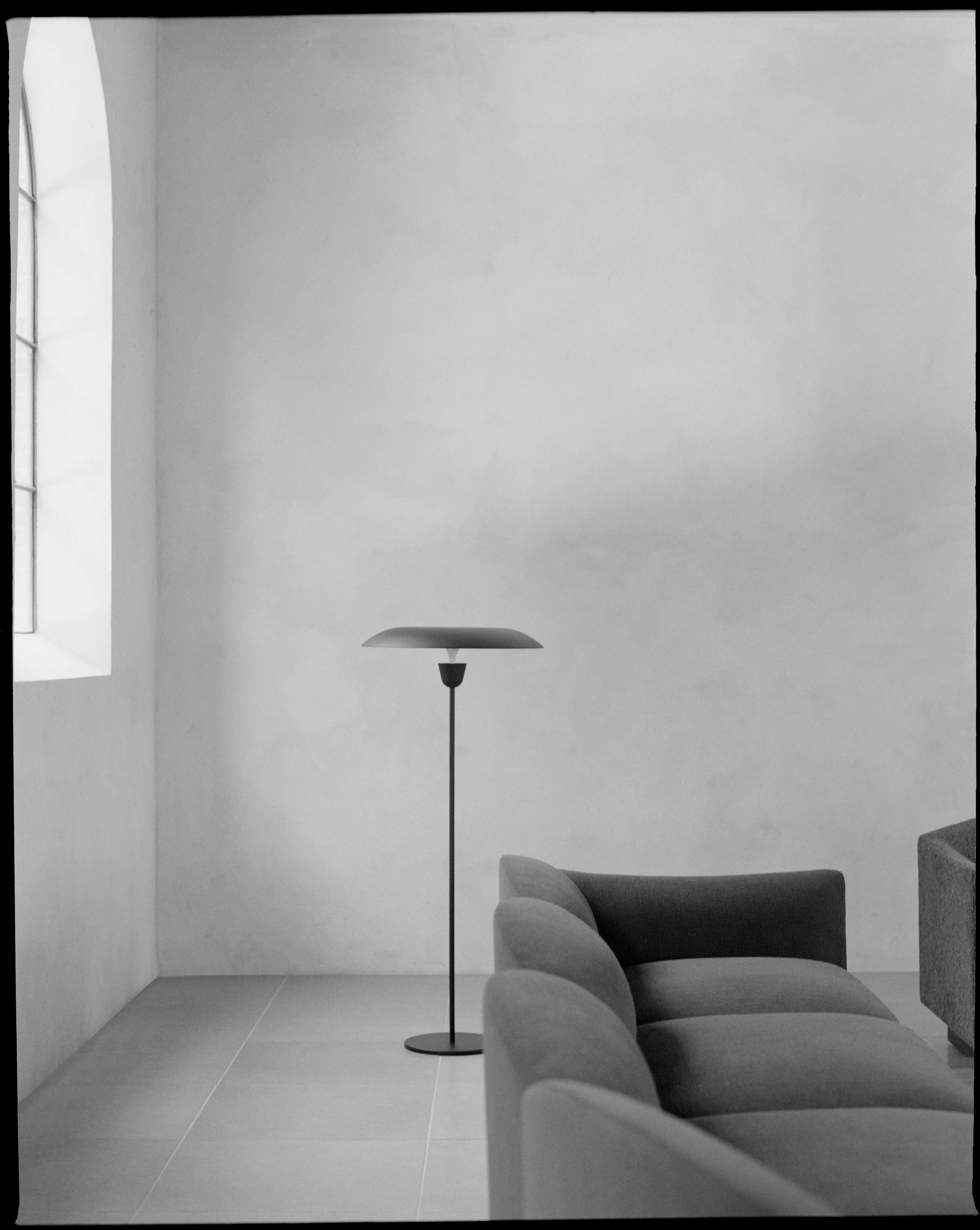 Lampa podłogowa KANTARELL czarny z białym wykończeniem - Image 4