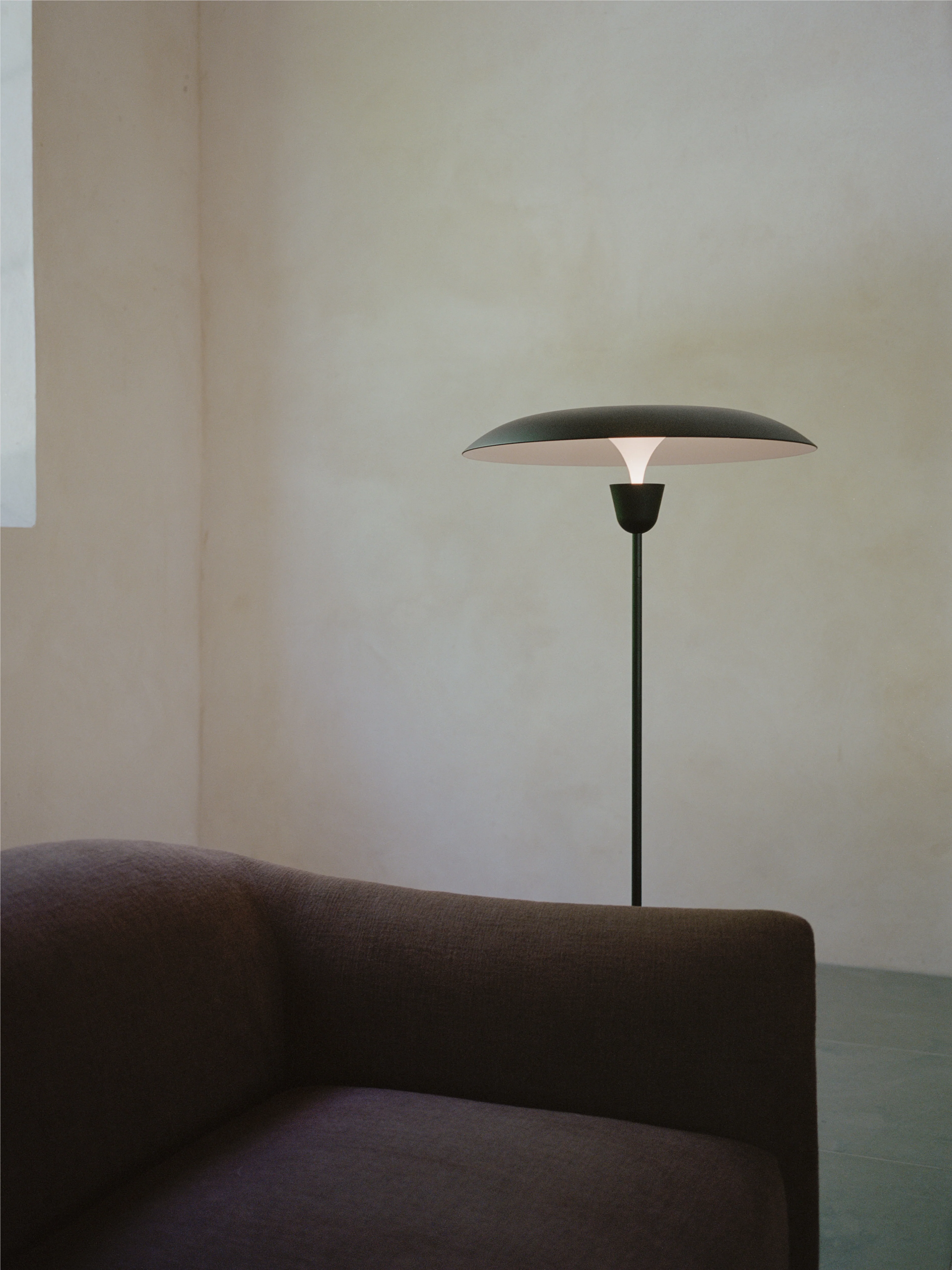 Lampa podłogowa KANTARELL czarny z białym wykończeniem - Image 6