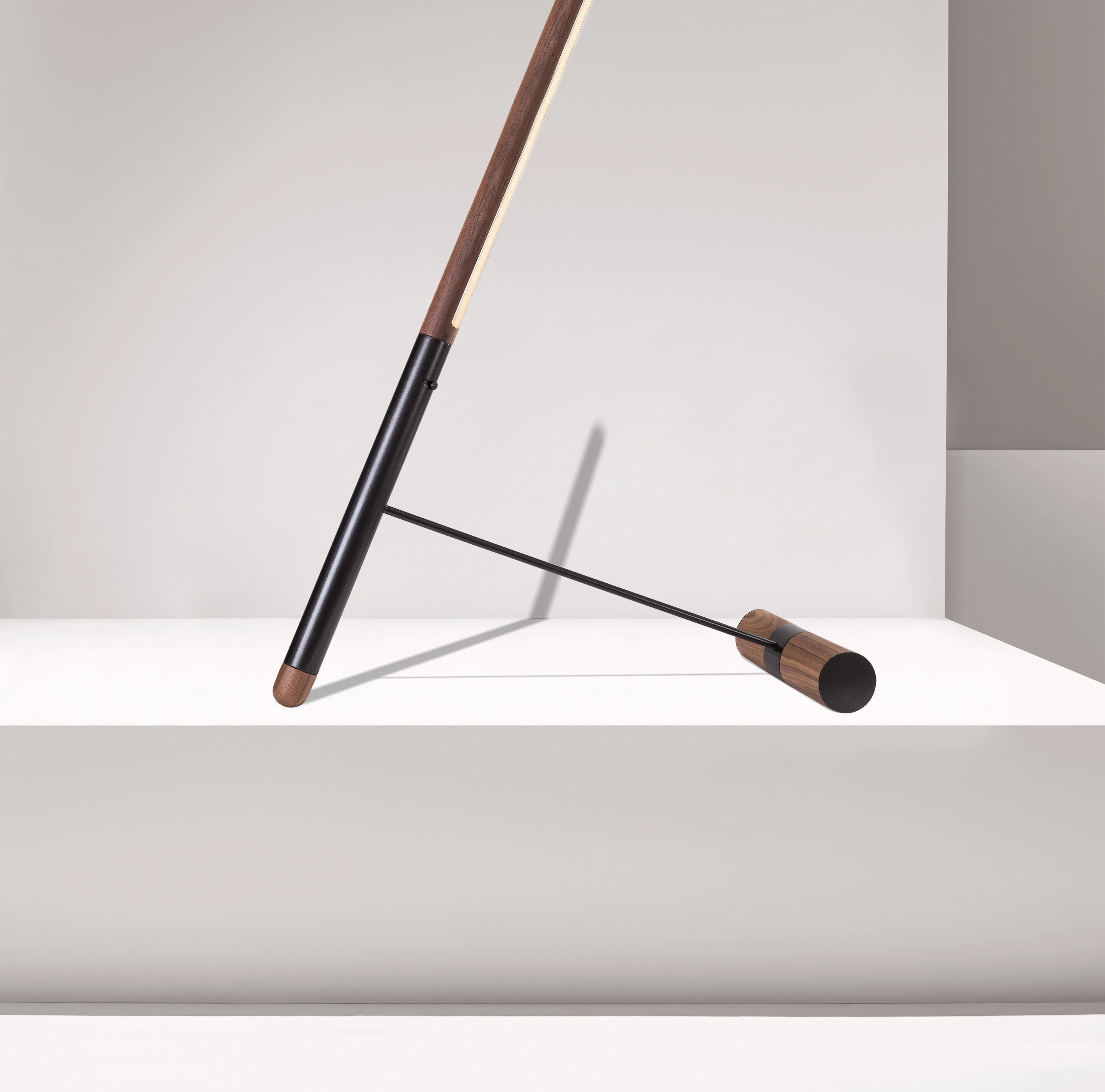 Lampa podłogowa LINEA D drewno orzechowe z grafitowym wykończeniem - Image 3