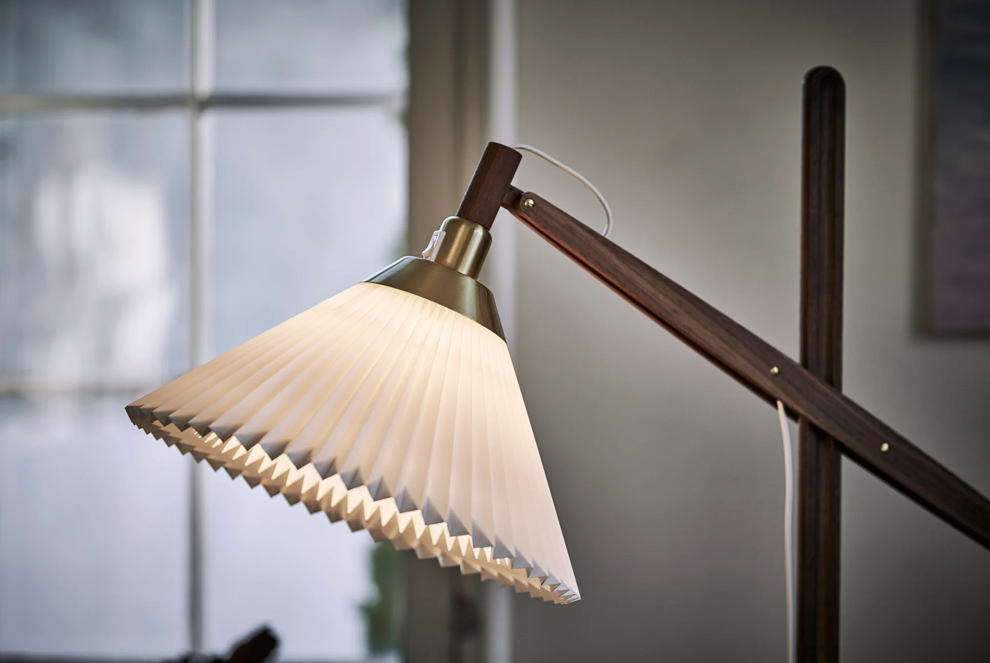 Lampa podłogowa MODEL 325 biały z jasną dębową podstawą - Image 4