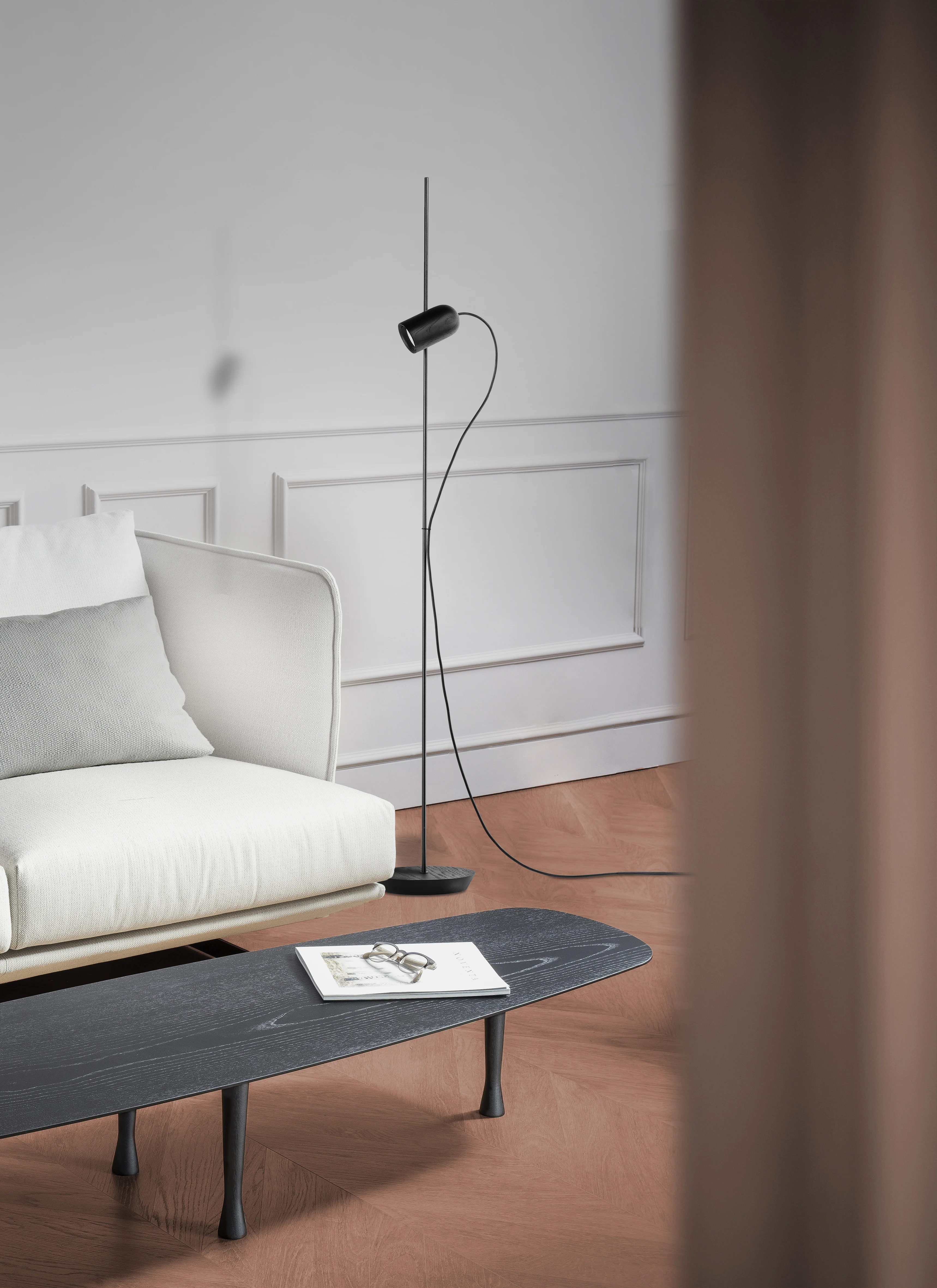 Lampa podłogowa ONFA czarne drewno jesionowe z grafitowym wykończeniem - Image 2