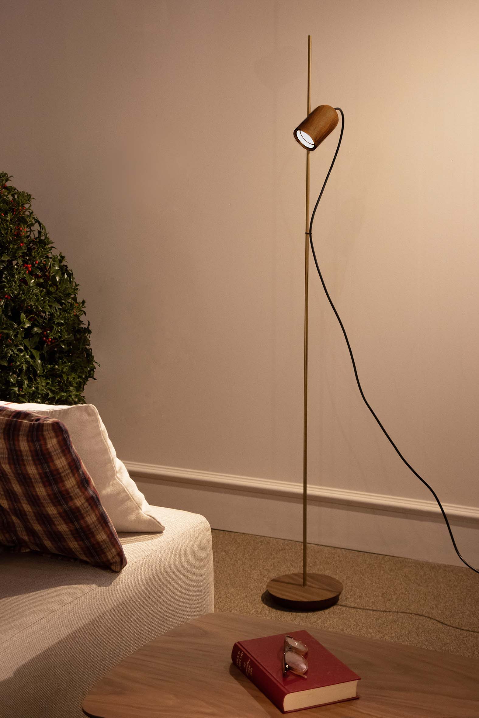 Lampa podłogowa ONFA drewno orzechowe z mosiężnym wykończeniem - Image 2