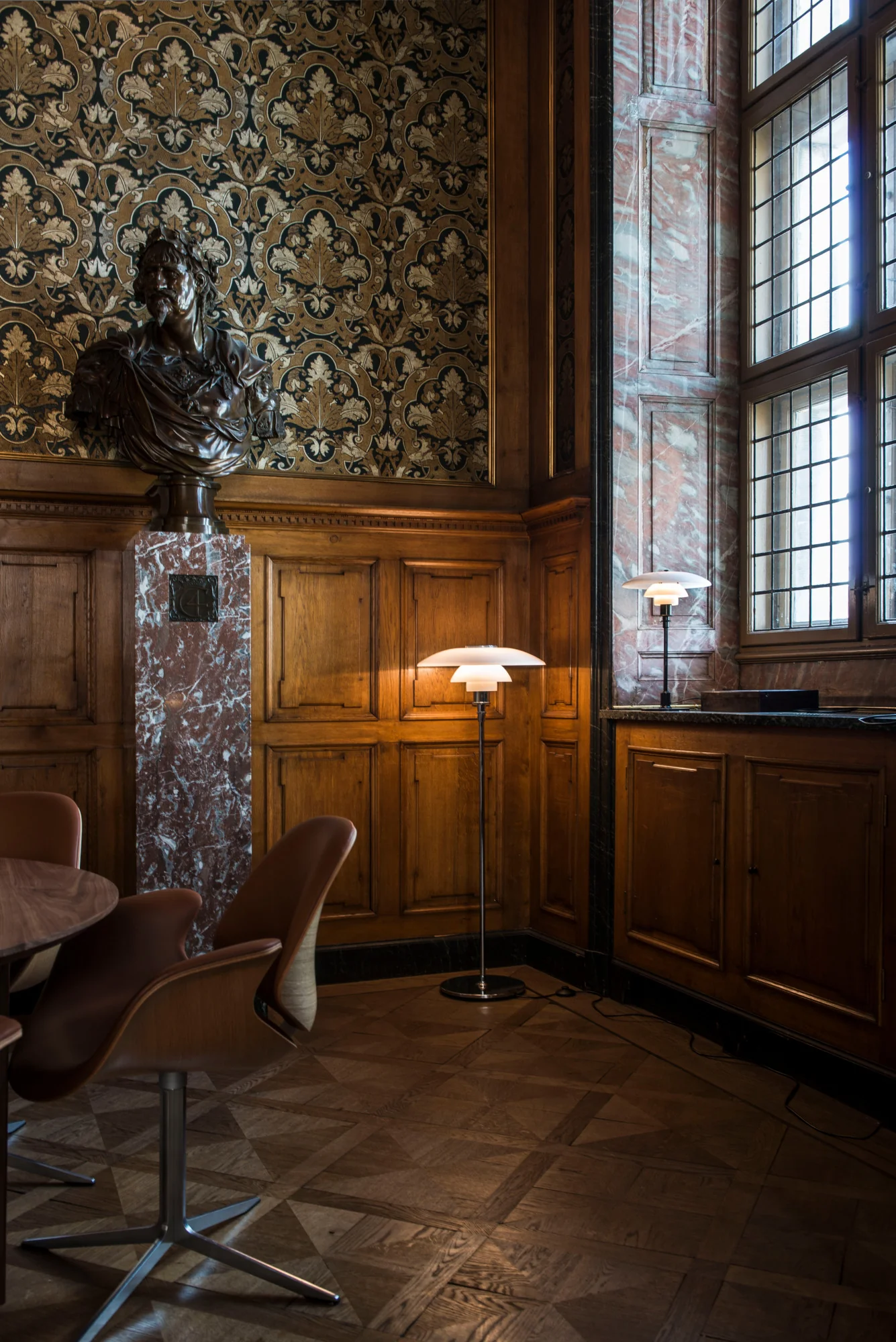 Lampa podłogowa PH 4½-3½ biały z chromowaną podstawą - Image 3