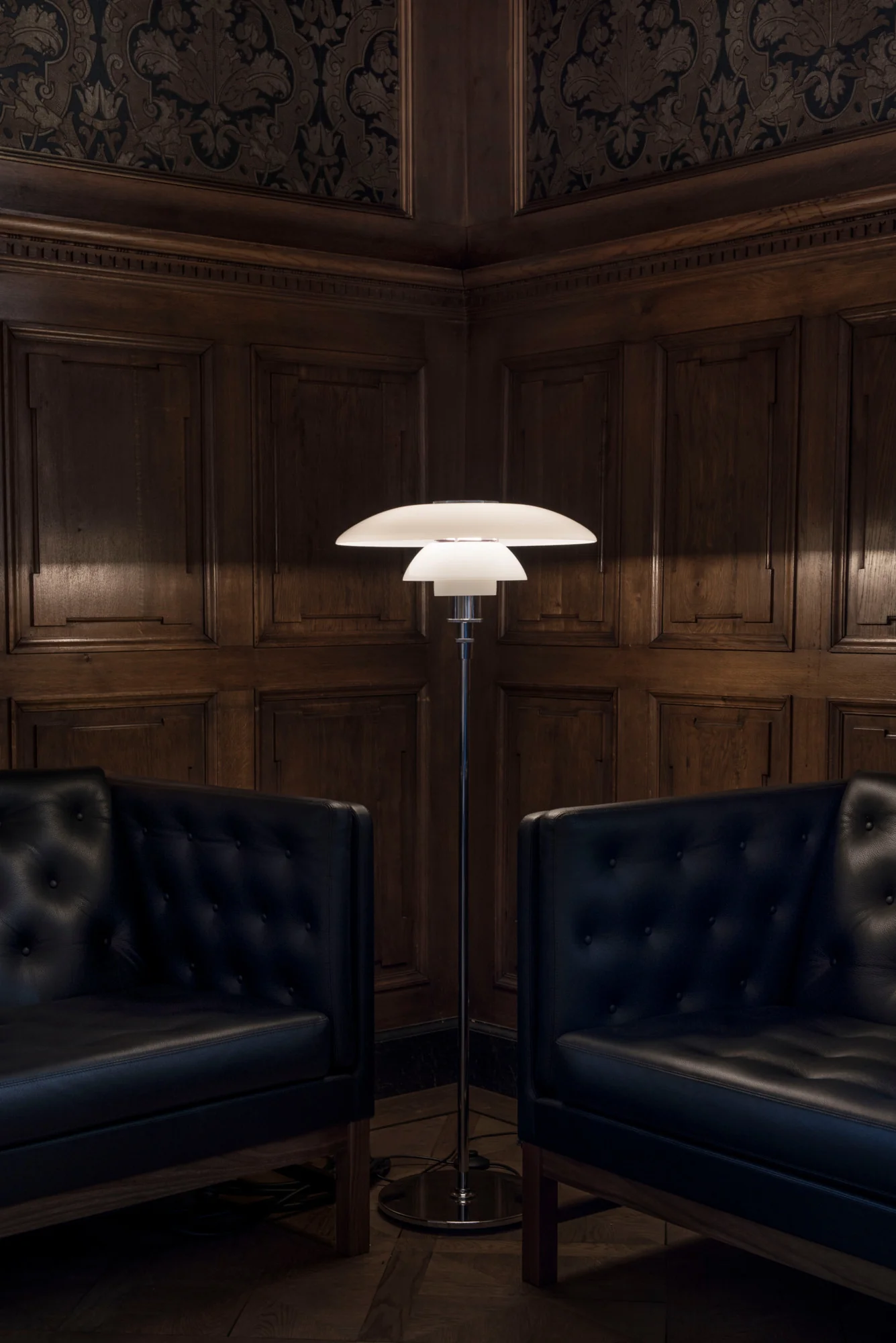 Lampa podłogowa PH 4½-3½ biały z chromowaną podstawą - Image 4
