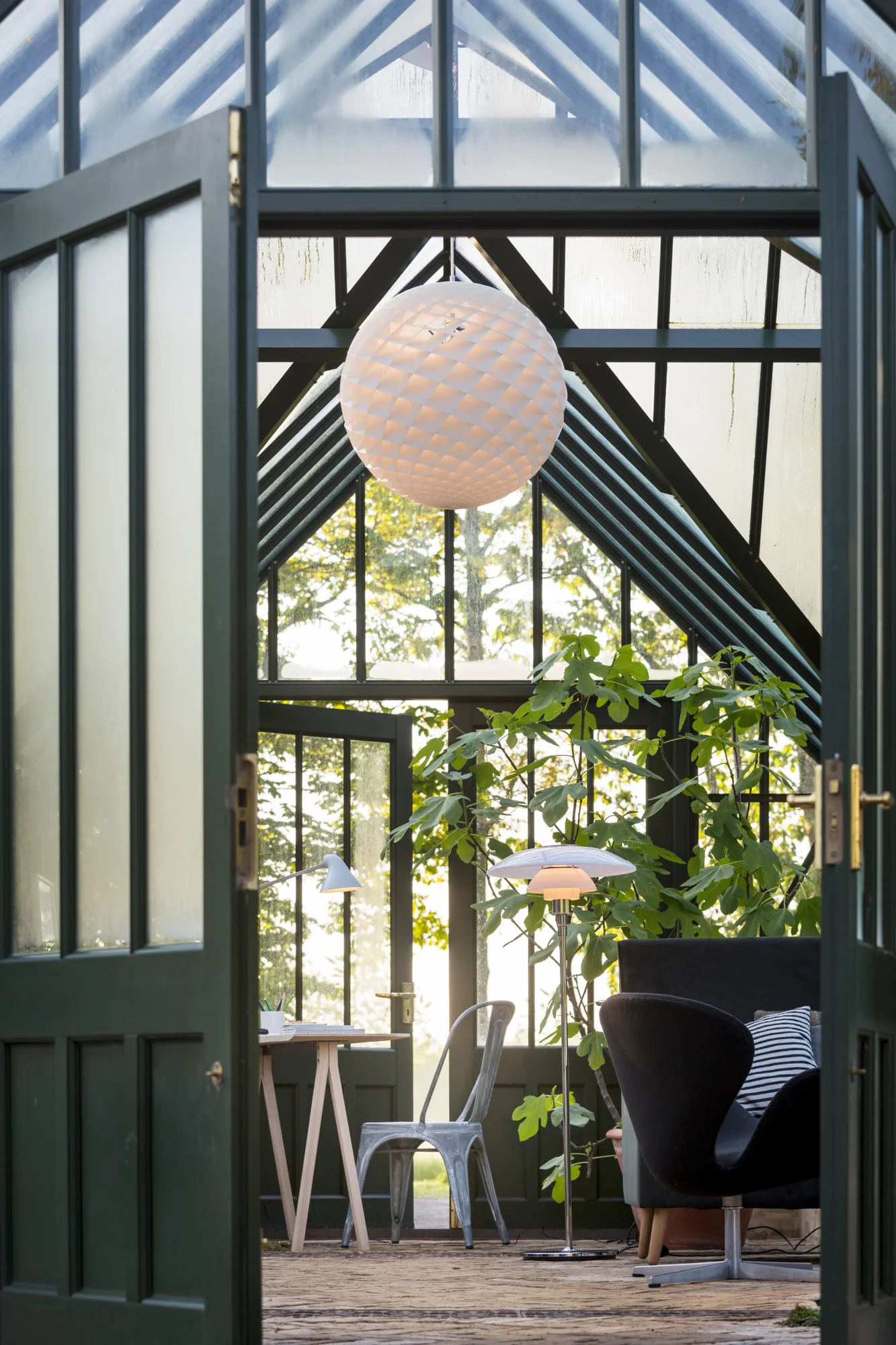 Lampa podłogowa PH 4½-3½ biały z chromowaną podstawą - Image 7