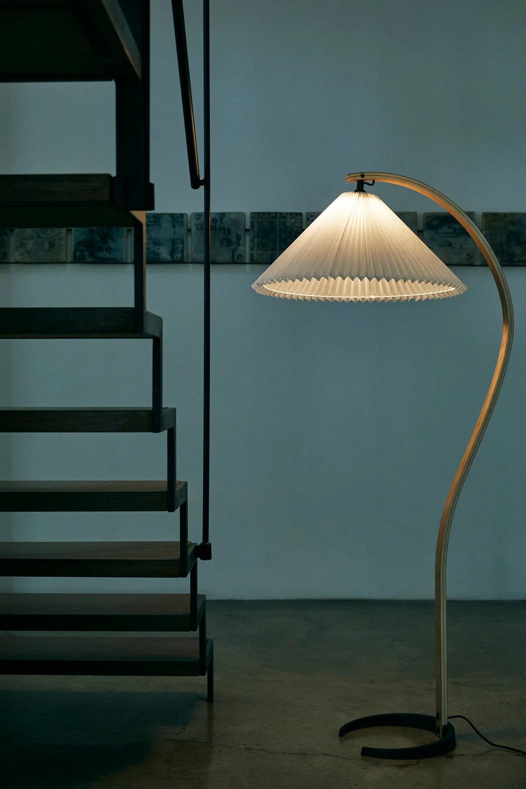 Lampa podłogowa do czytania TIMBERLINE drewno dębowe z białym kloszem - Image 12