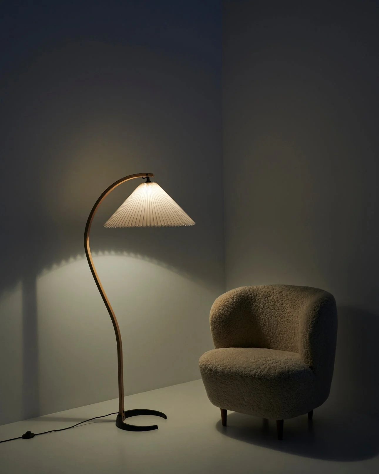 Lampa podłogowa do czytania TIMBERLINE drewno dębowe z białym kloszem - Image 2