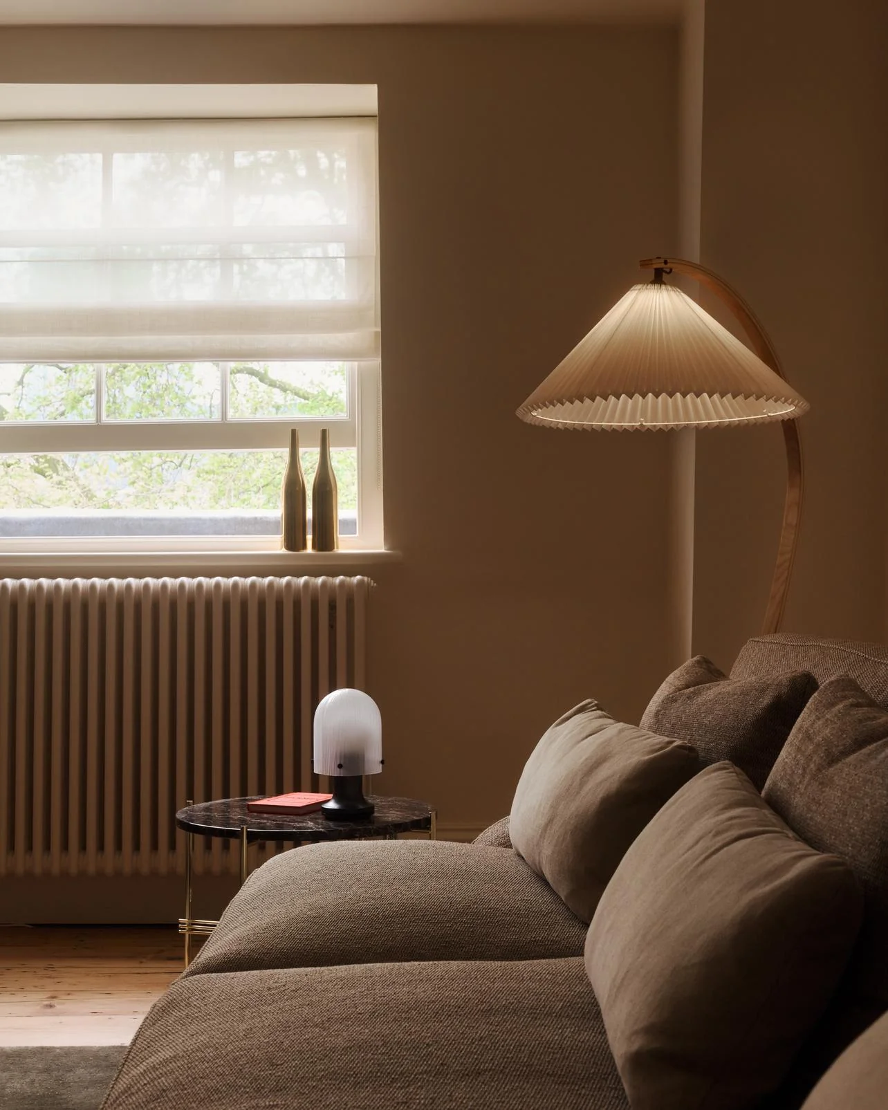 Lampa podłogowa do czytania TIMBERLINE drewno dębowe z białym kloszem - Image 8