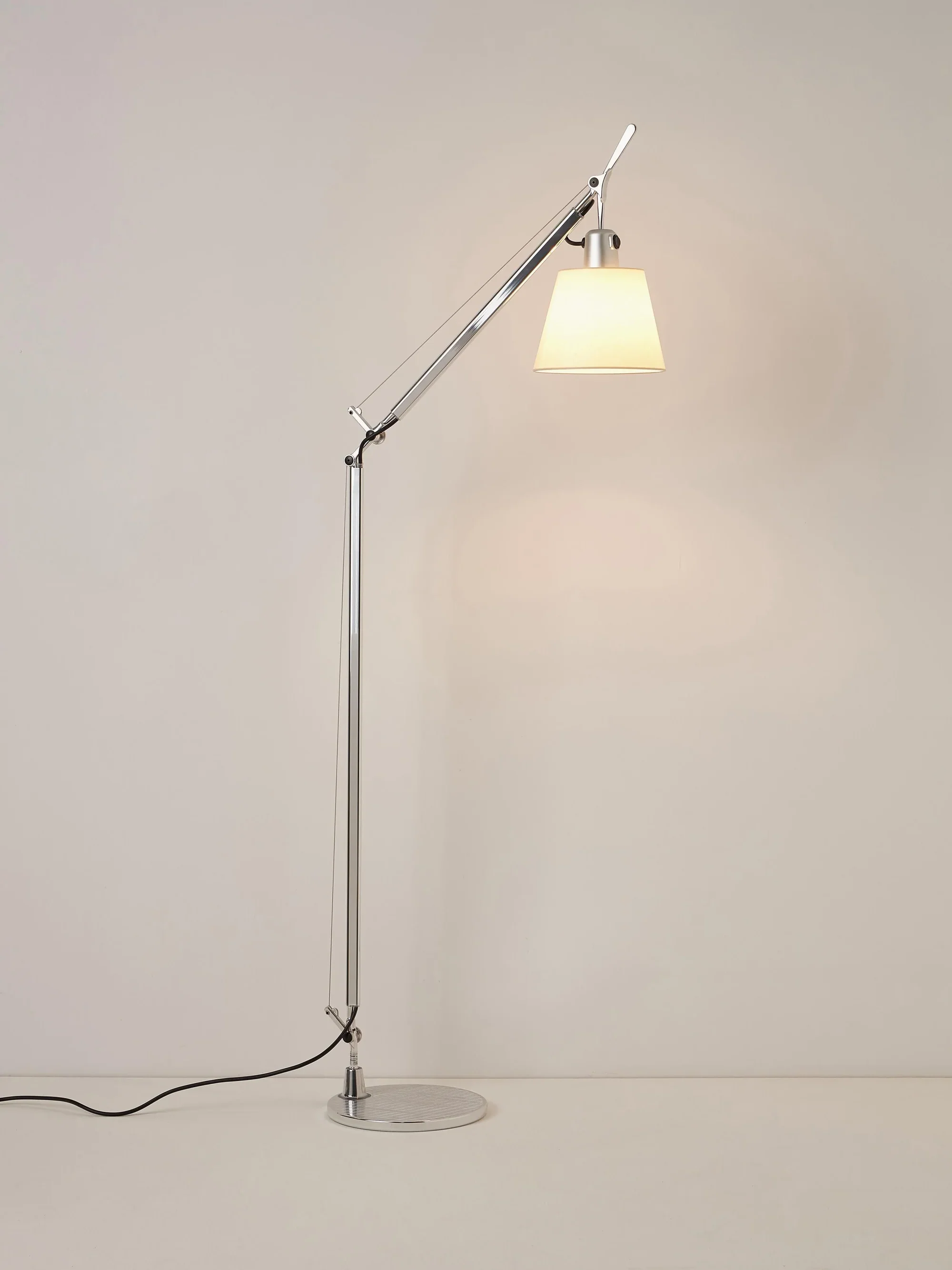 Lampa podłogowa do czytania TOLOMEO BASCULANTE pergaminowy klosz ze srebrną podstawą - Image 10