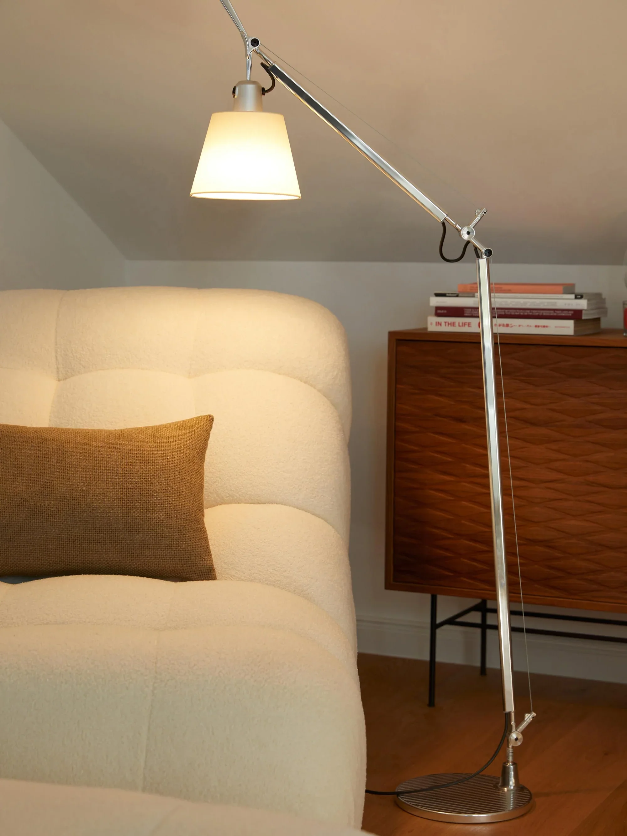 Lampa podłogowa do czytania TOLOMEO BASCULANTE pergaminowy klosz ze srebrną podstawą - Image 4