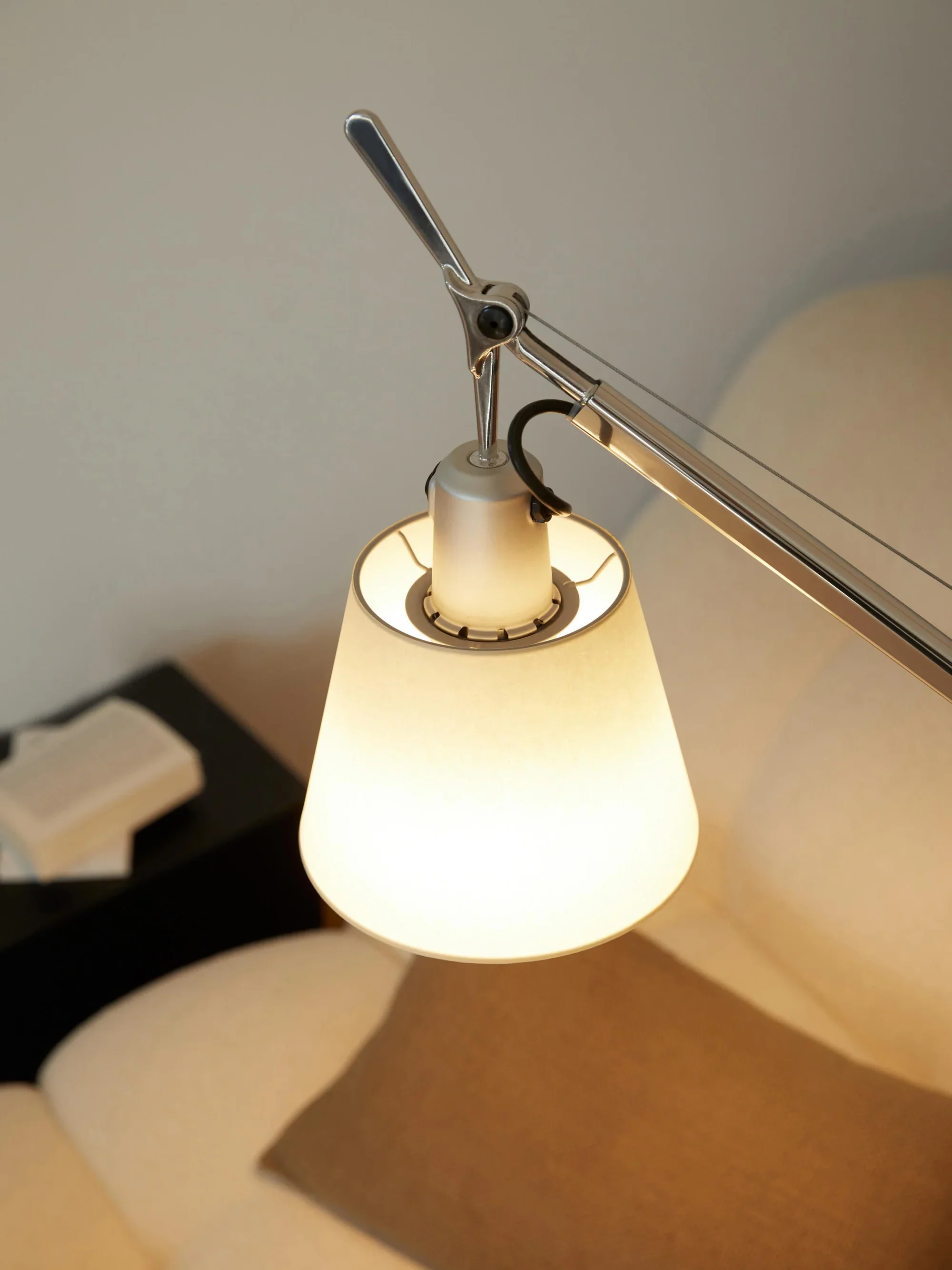 Lampa podłogowa do czytania TOLOMEO BASCULANTE pergaminowy klosz ze srebrną podstawą - Image 8
