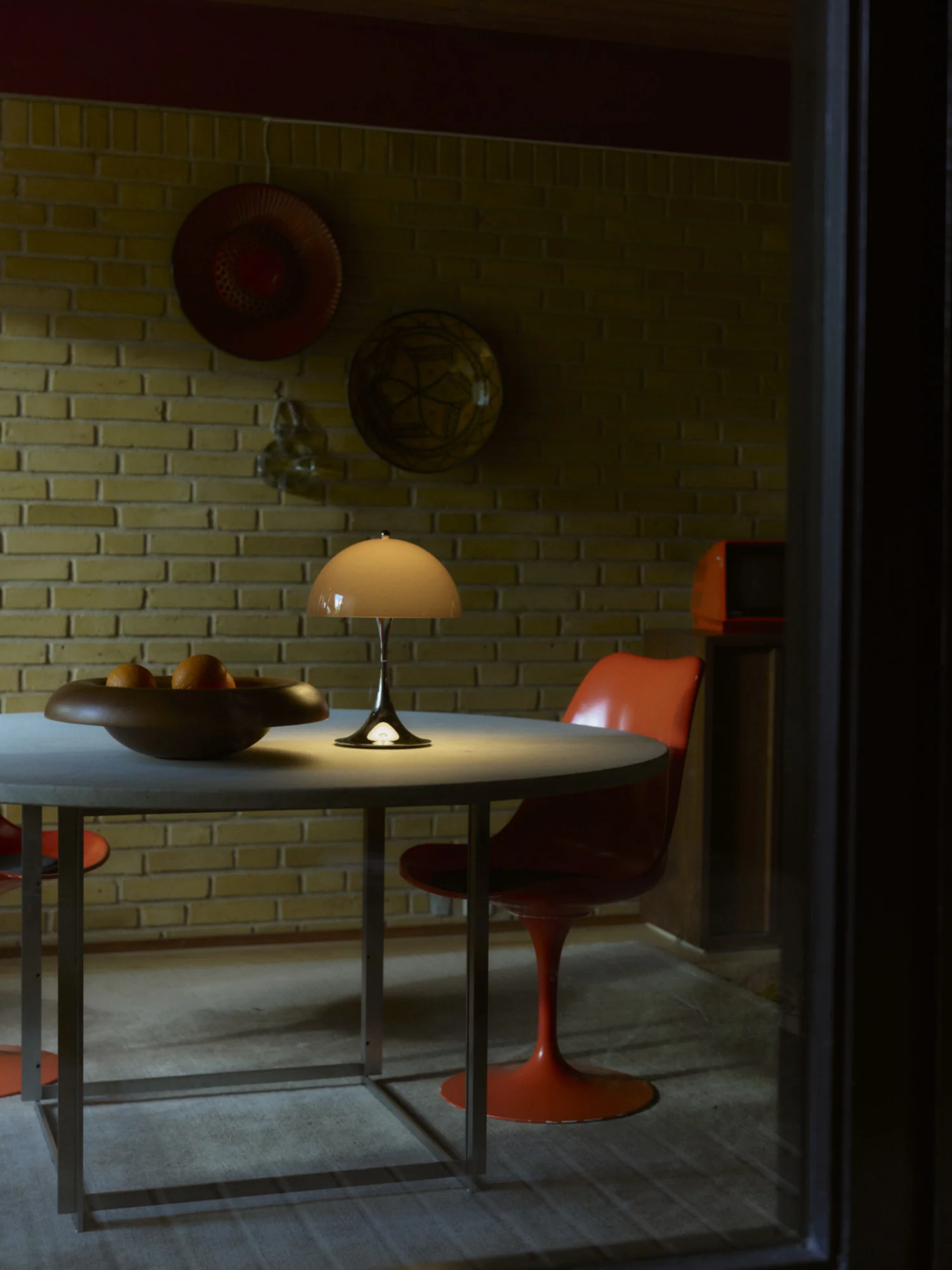 Lampa przenośna PANTHELLA 250 brązowy z chromowaną podstawą - Image 4