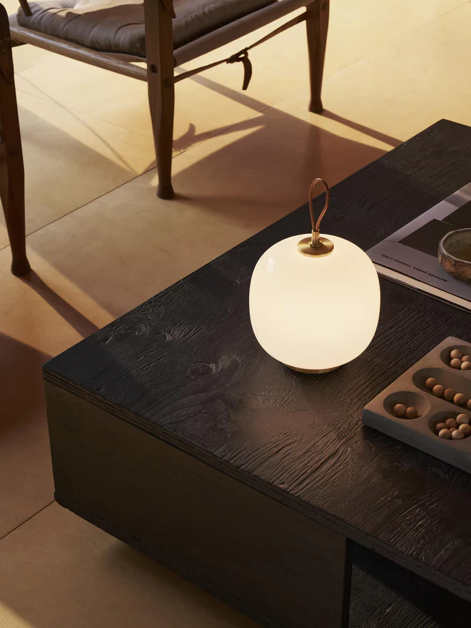 Lampa przenośna VL 45 jasnoróżowy z mosiężną podstawą - Image 4