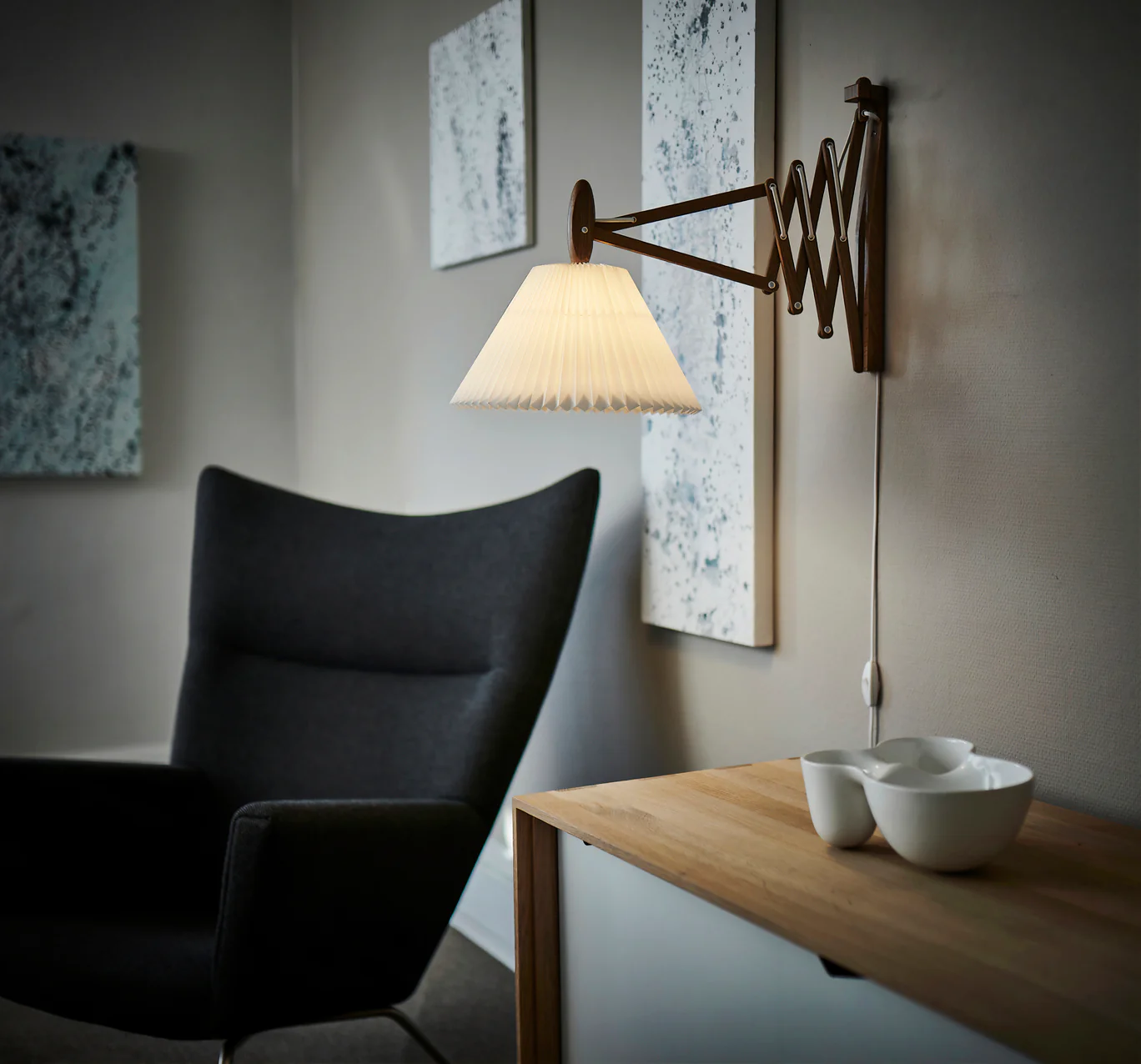 Lampa ścienna MODEL 233 2/21 SAX biały z ciemną dębową podstawą - Image 2