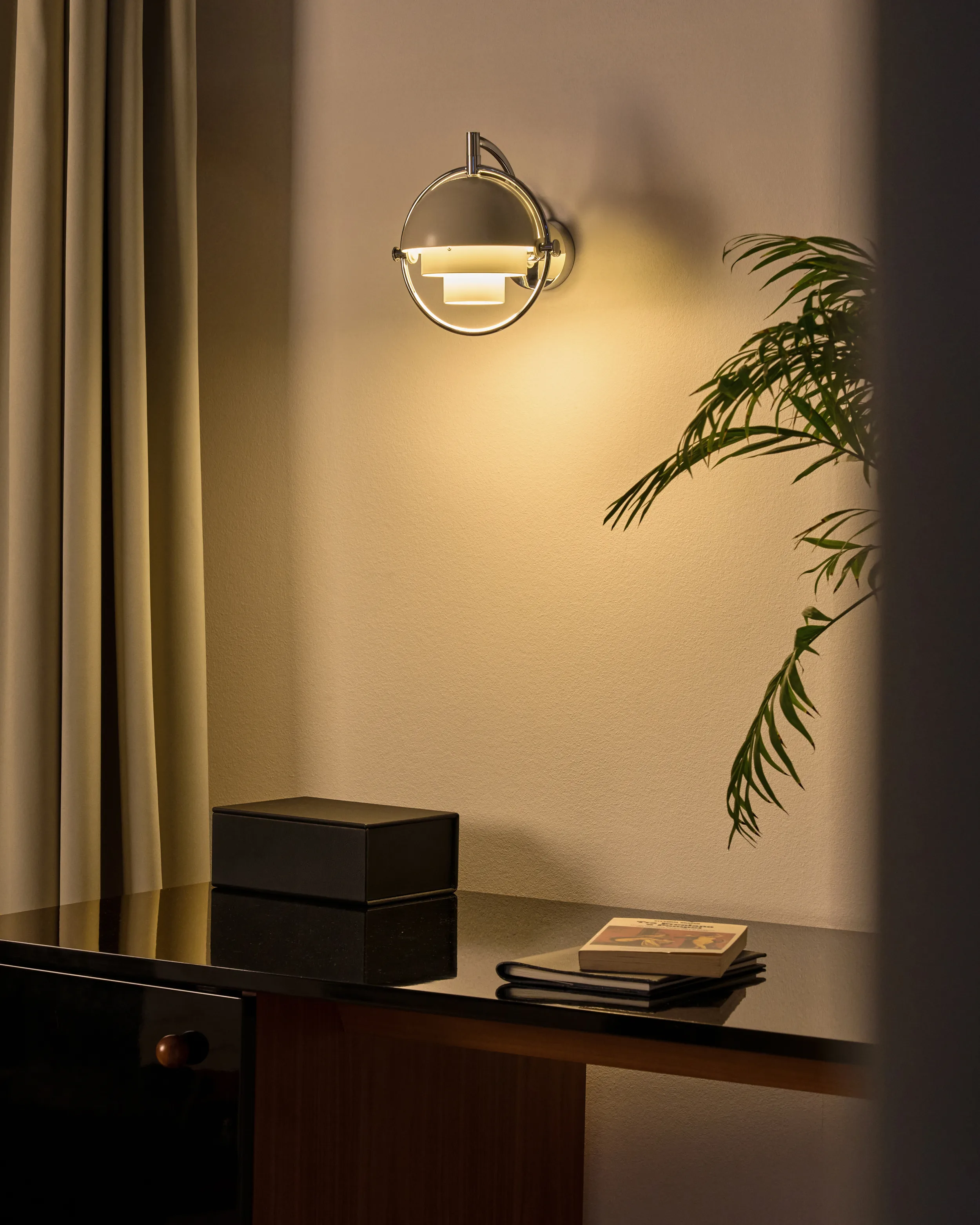 Lampa ścienna MULTI-LITE biały z chromowaną podstawą - Image 2