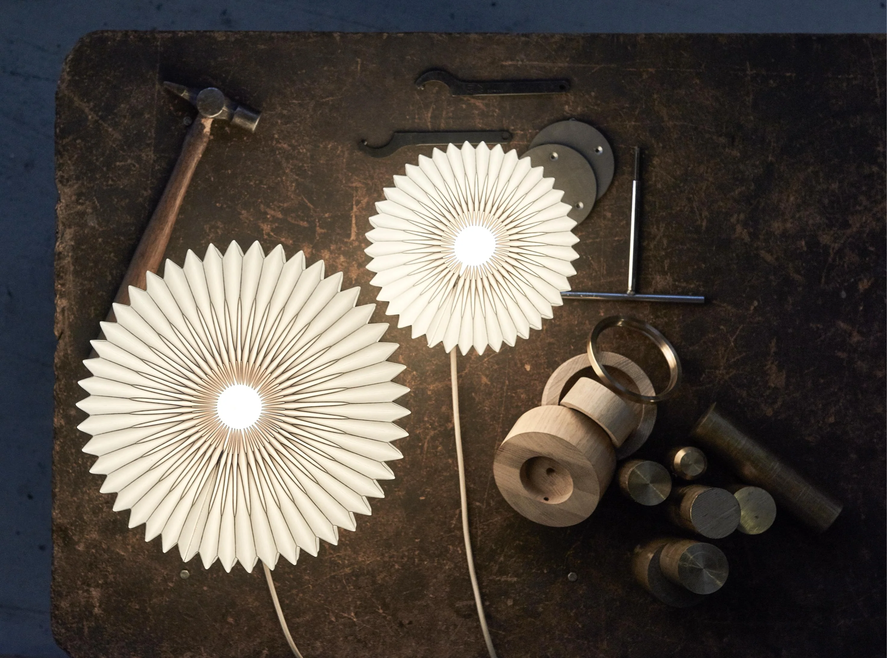 Lampa stołowa MODEL 375 biały z dymioną dębową podstawą - Image 5