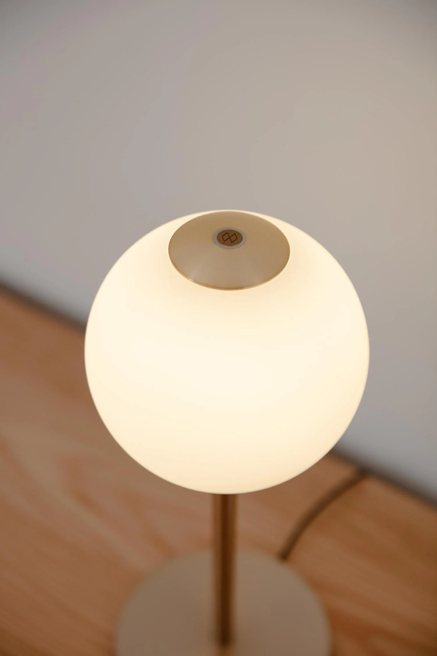 Lampa stołowa AUDREY biały ze złotą wstawką - Image 3