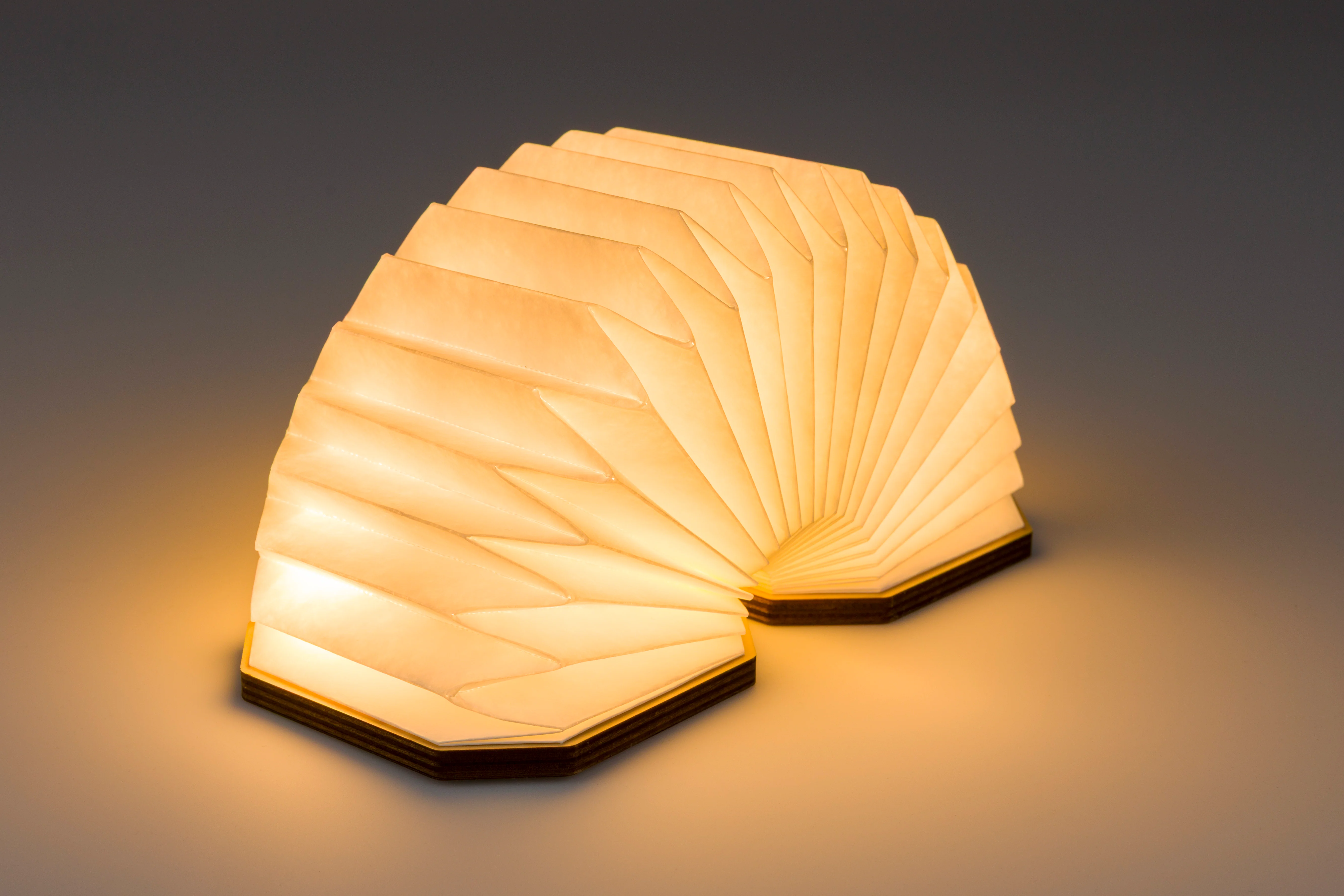 Lampa przenośna CAKE fornir orzechowy z białym - Image 3