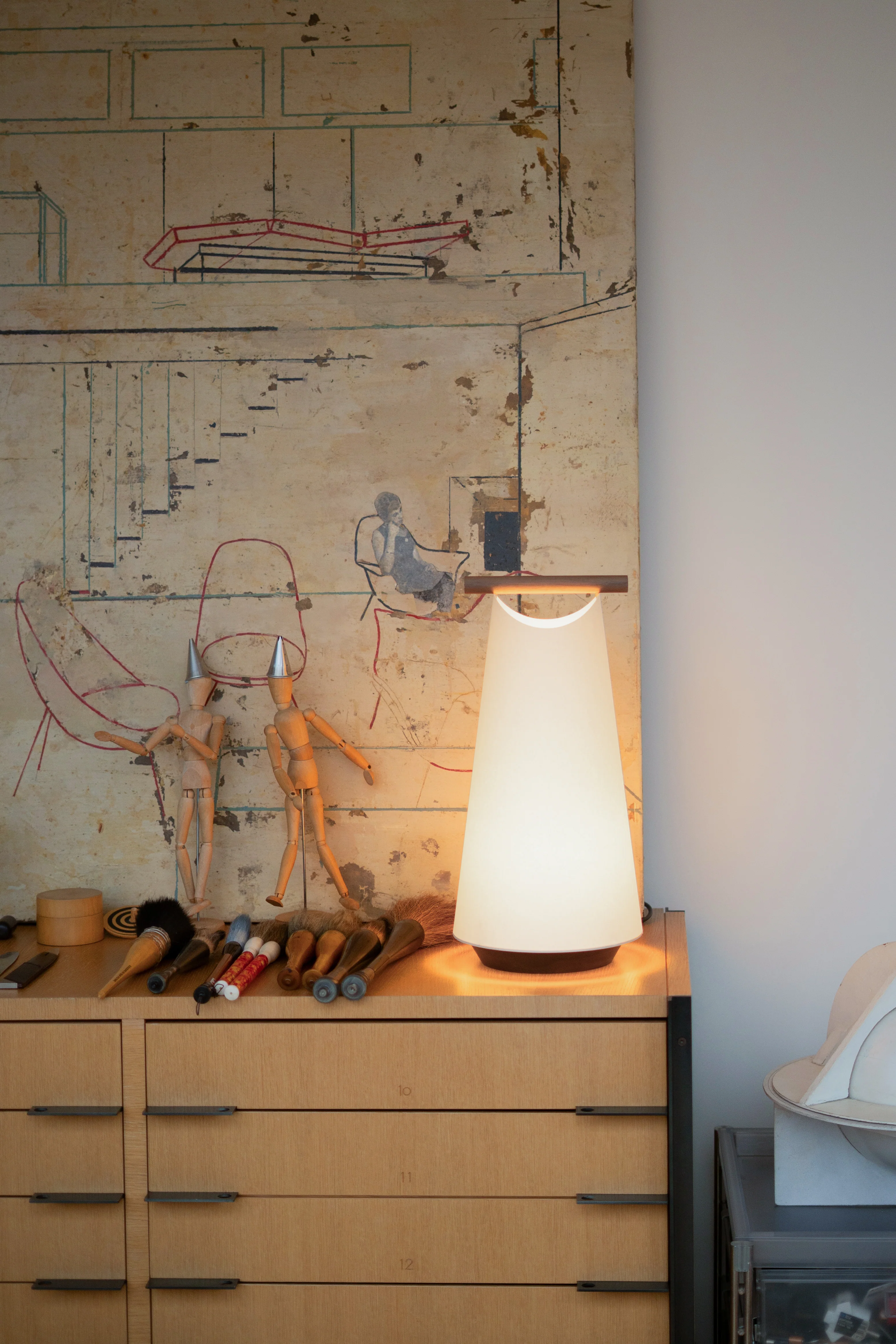 Lampa stołowa CATAY biały z czarnym drewnem jesionowym - Image 2