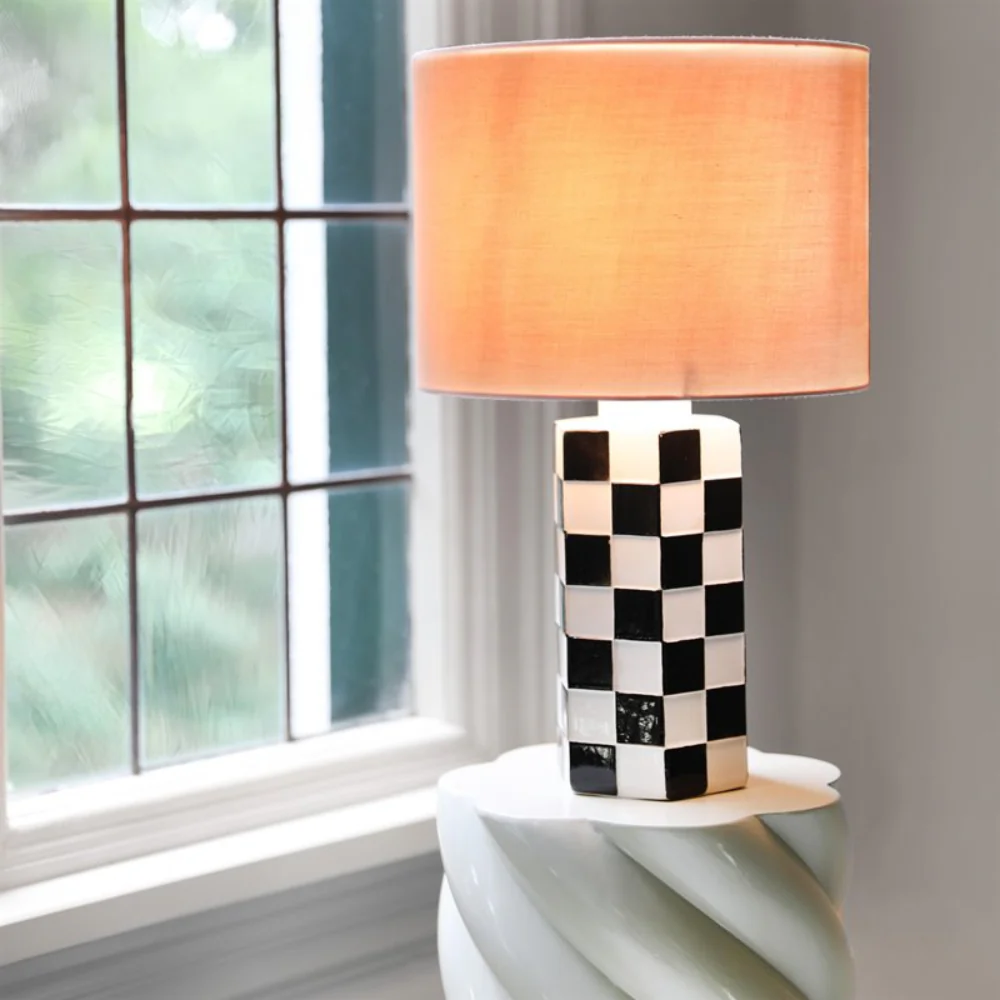 Lampa stołowa CHECK czarno-biała z różowym abażurem - Image 2