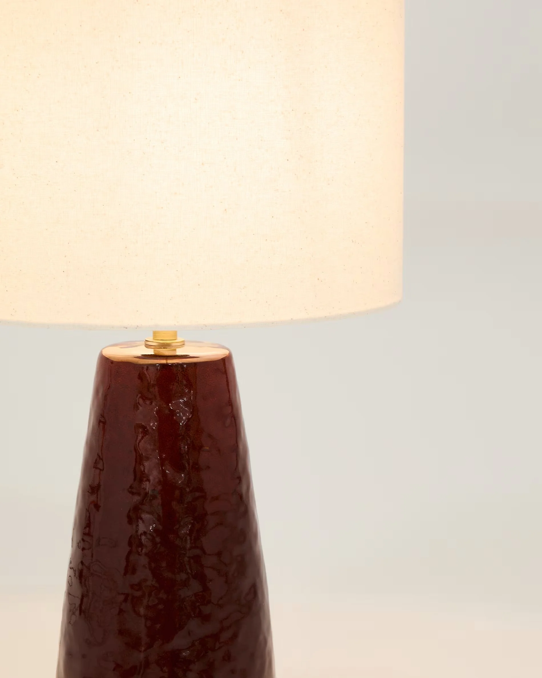 Lampa stołowa DRAVA bordowy z bawełnianym kloszem - Image 4