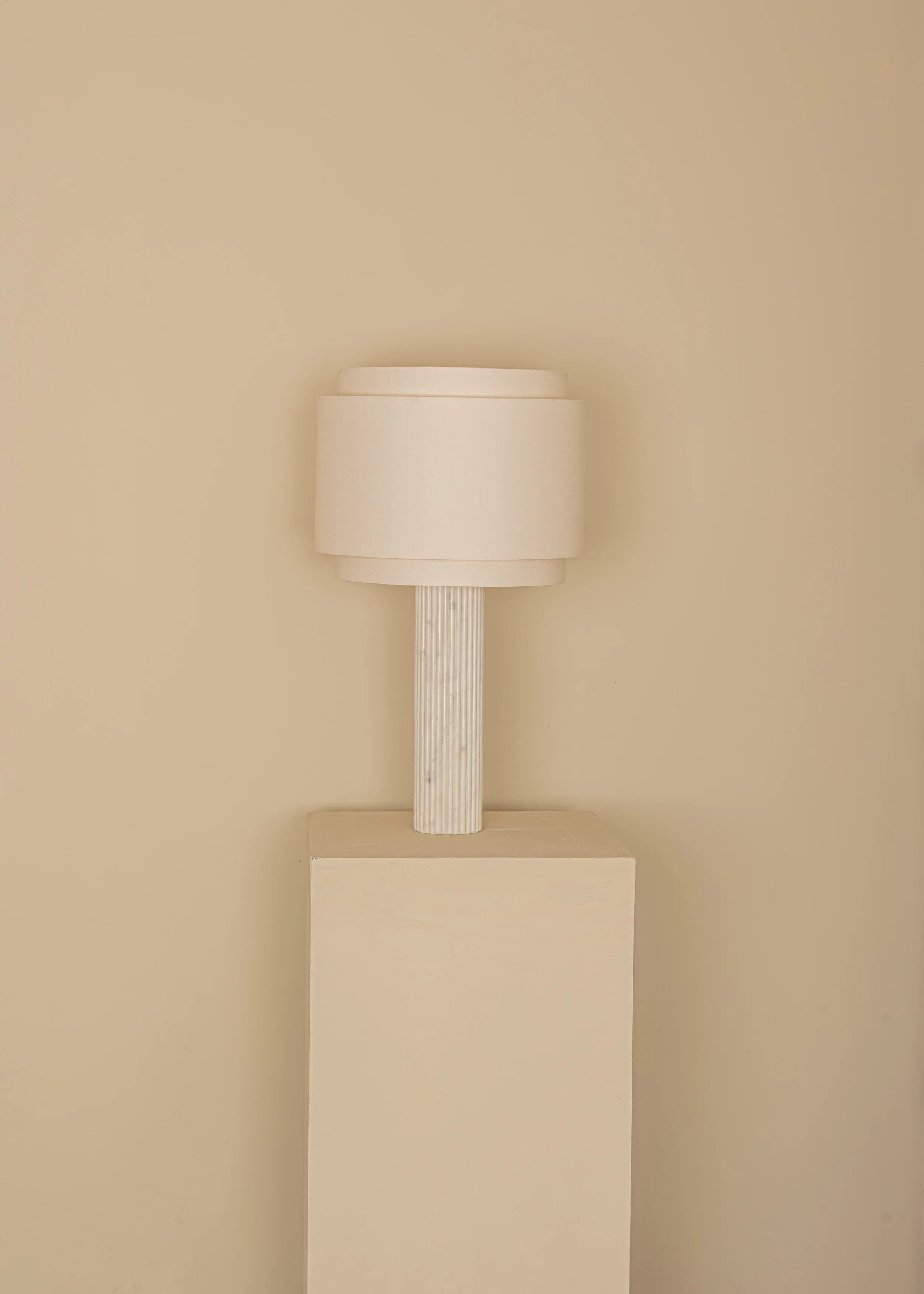 Lampa stołowa FLUTA biały marmur - Image 2