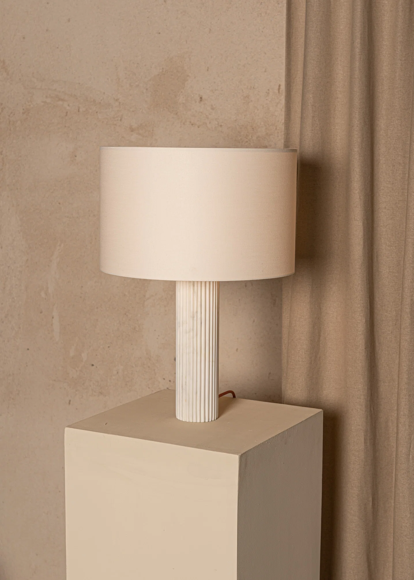 Lampa stołowa FLUTA biały marmur - Image 3
