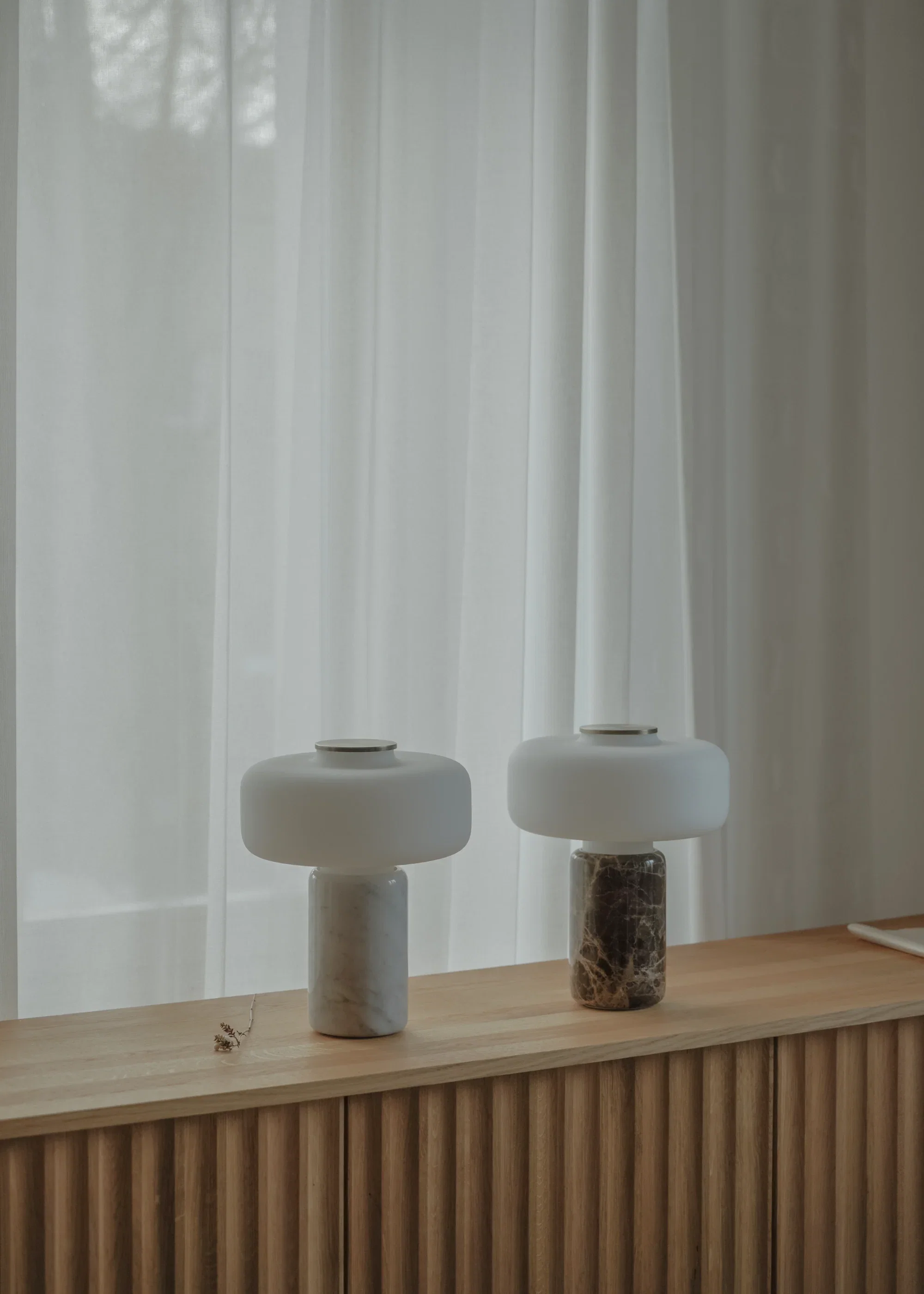 Lampa stołowa FONTE biały marmur - Image 3