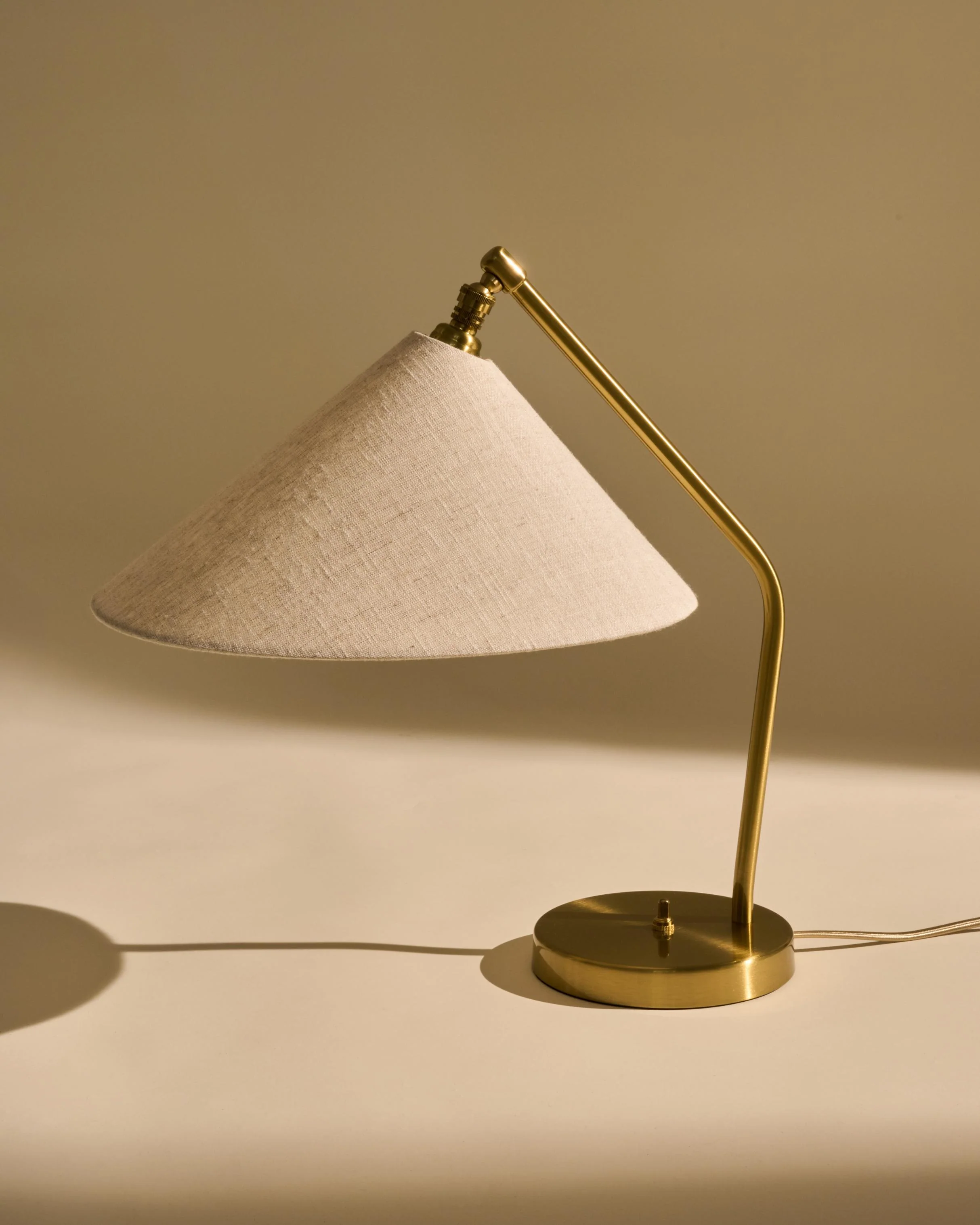 Lampa stołowa GRÄSHOPPA mosiądz i płótno - Image 7