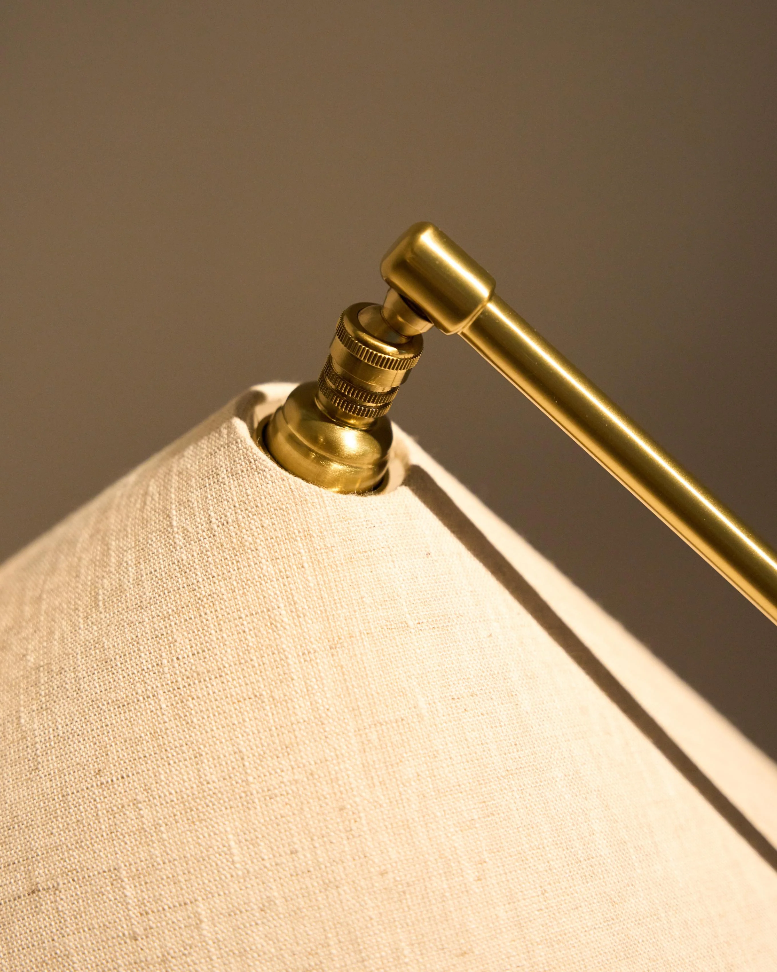 Lampa stołowa GRÄSHOPPA mosiądz i płótno - Image 8