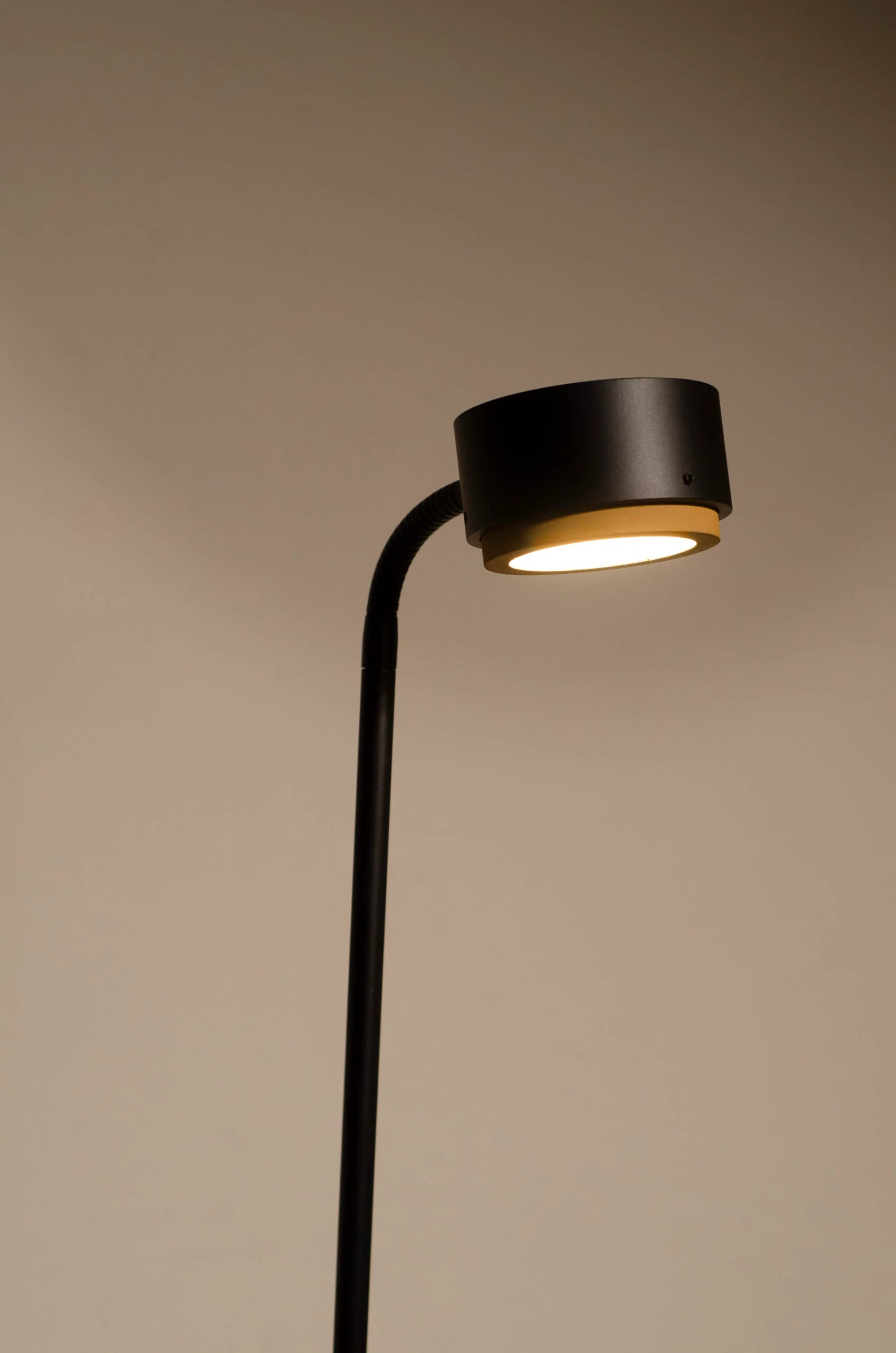 Lampa stołowa JUBI czarny z betonem - Image 3