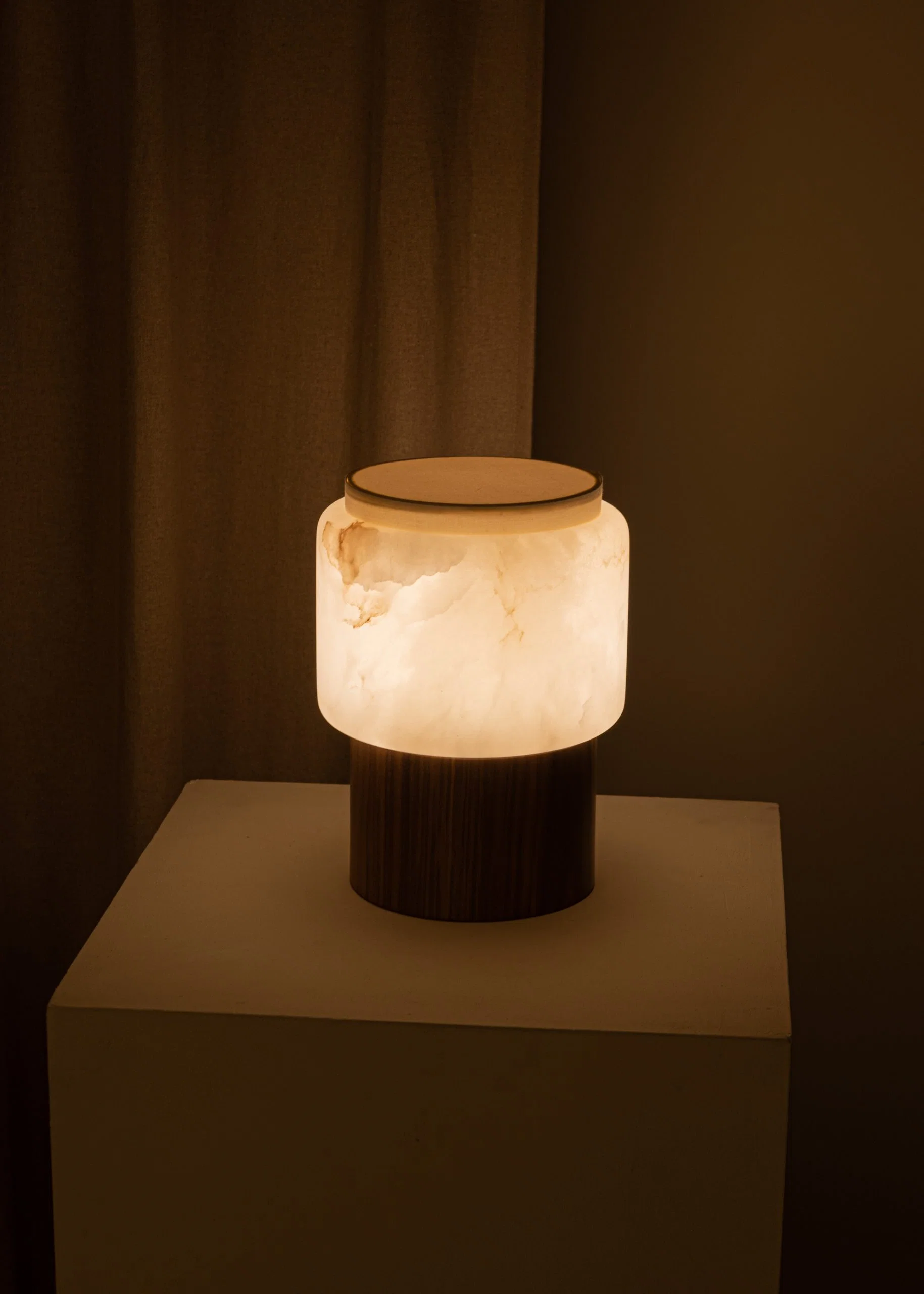 Lampa przenośna LANTERNO biały alabaster z drewnianą podstawą - Image 4